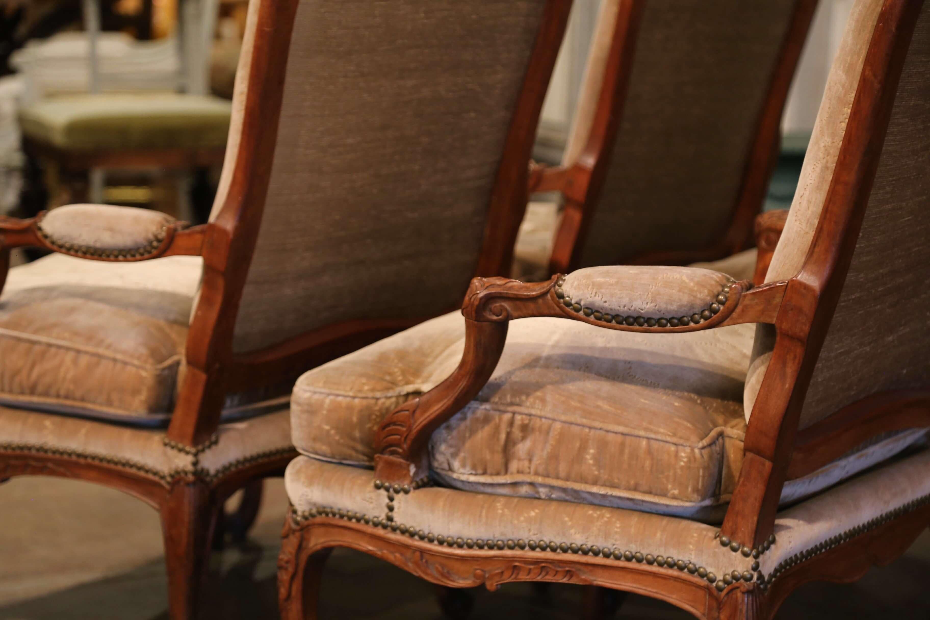 19th Century French Louis XV Carved Walnut Armchairs from Provence, Set of Four For Sale 5