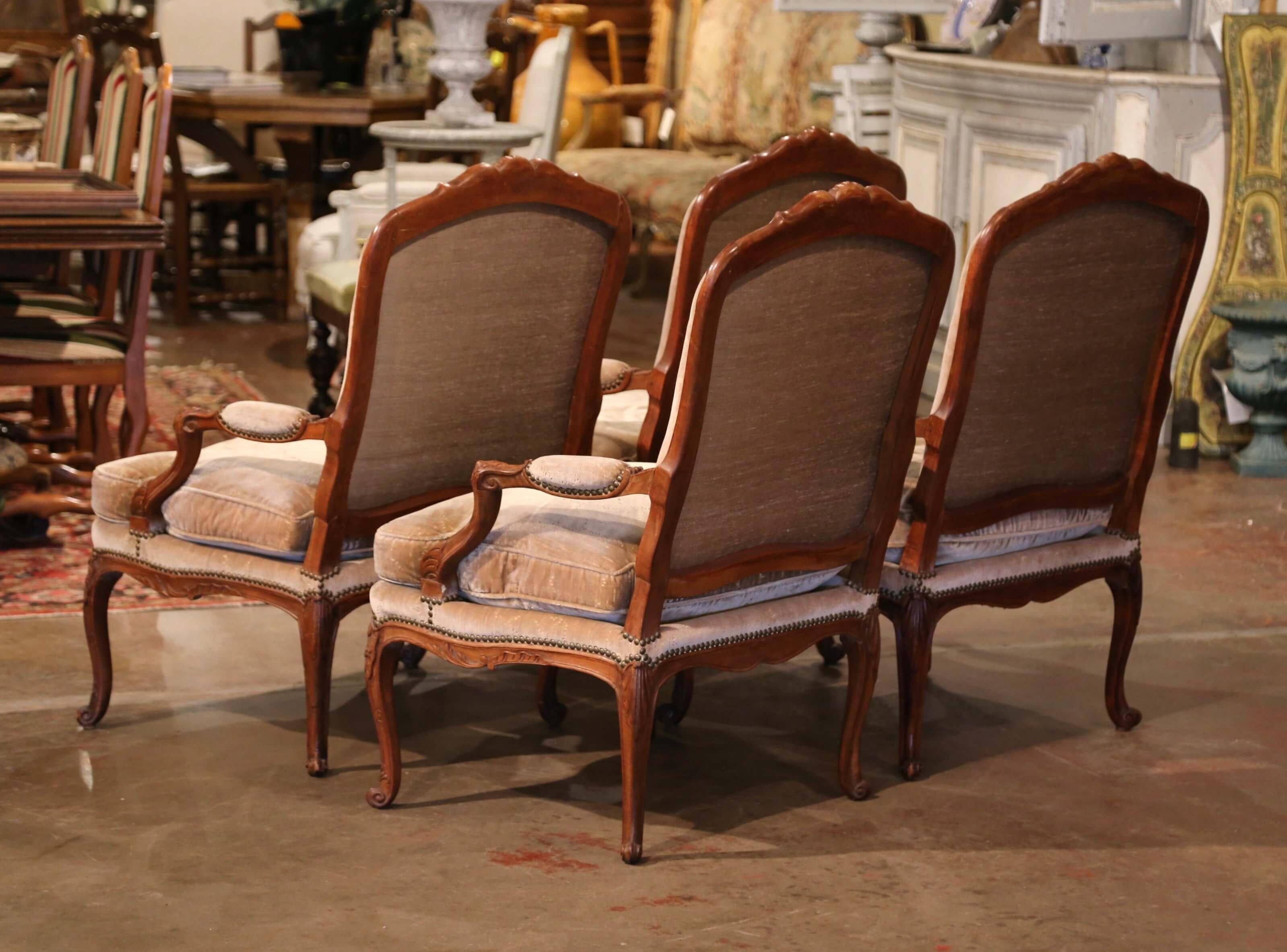Ensemble de quatre fauteuils Louis XV du 19ème siècle en noyer sculpté de Provence en vente 4