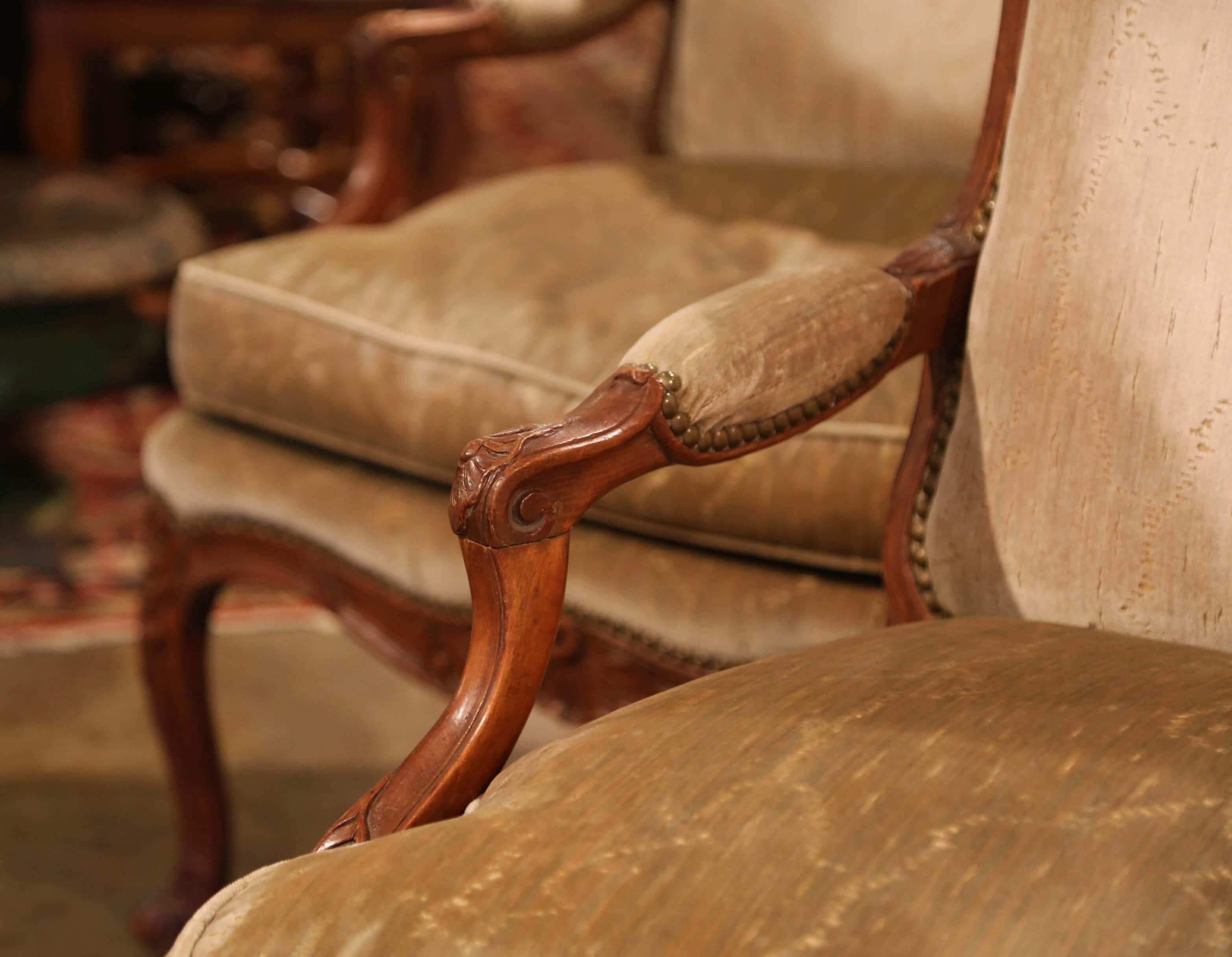 19th Century French Louis XV Carved Walnut Armchairs from Provence, Set of Four For Sale 2