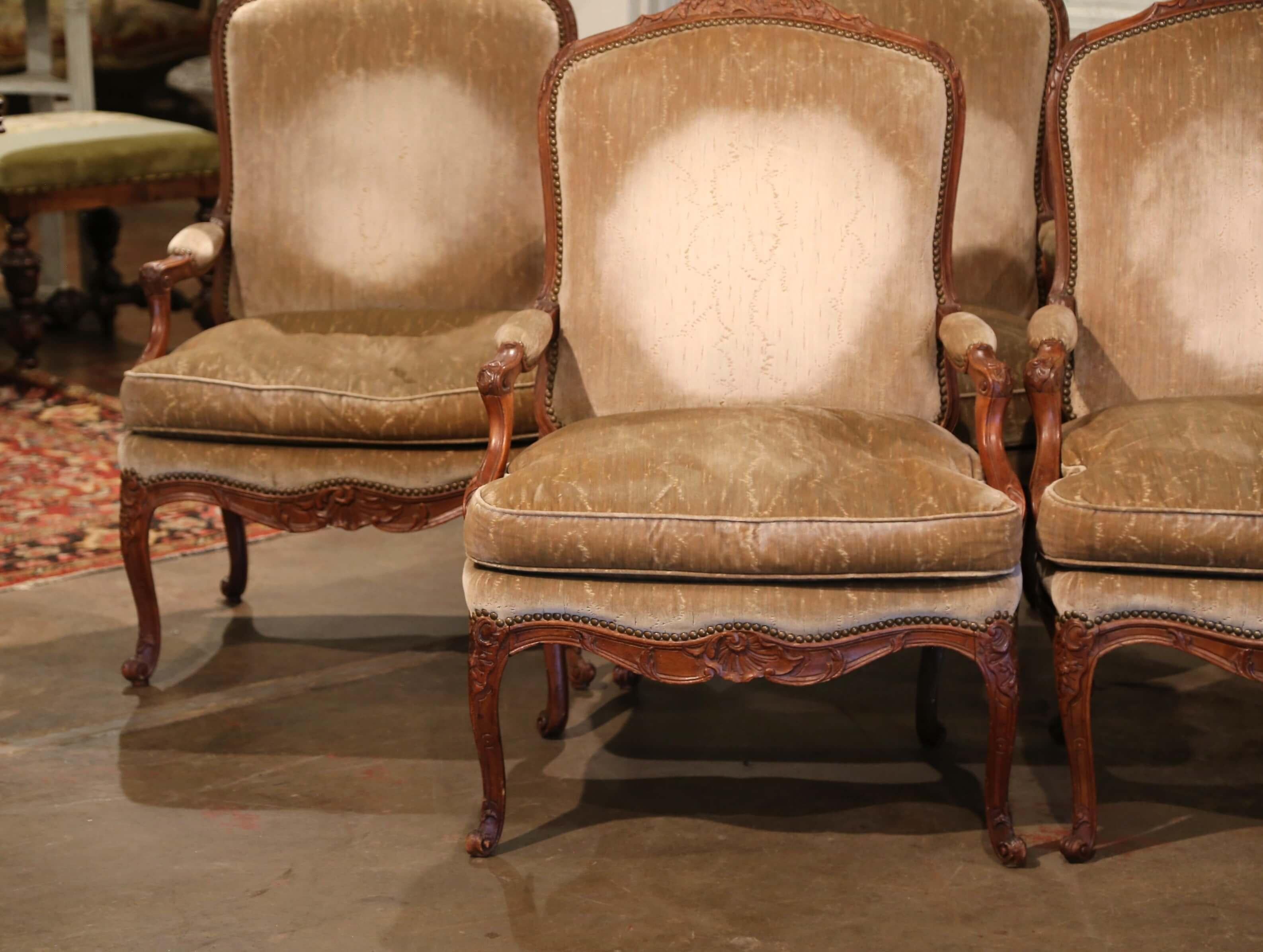 Ensemble de quatre fauteuils Louis XV du 19ème siècle en noyer sculpté de Provence en vente 1