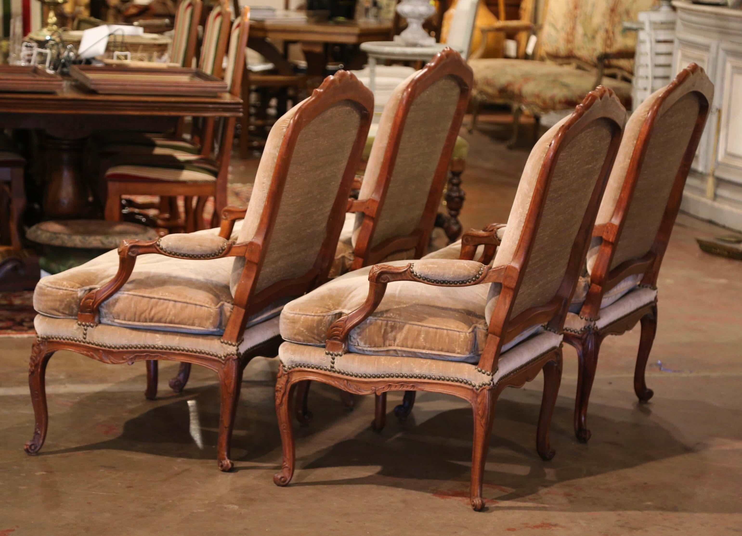 Ensemble de quatre fauteuils Louis XV du 19ème siècle en noyer sculpté de Provence en vente 2
