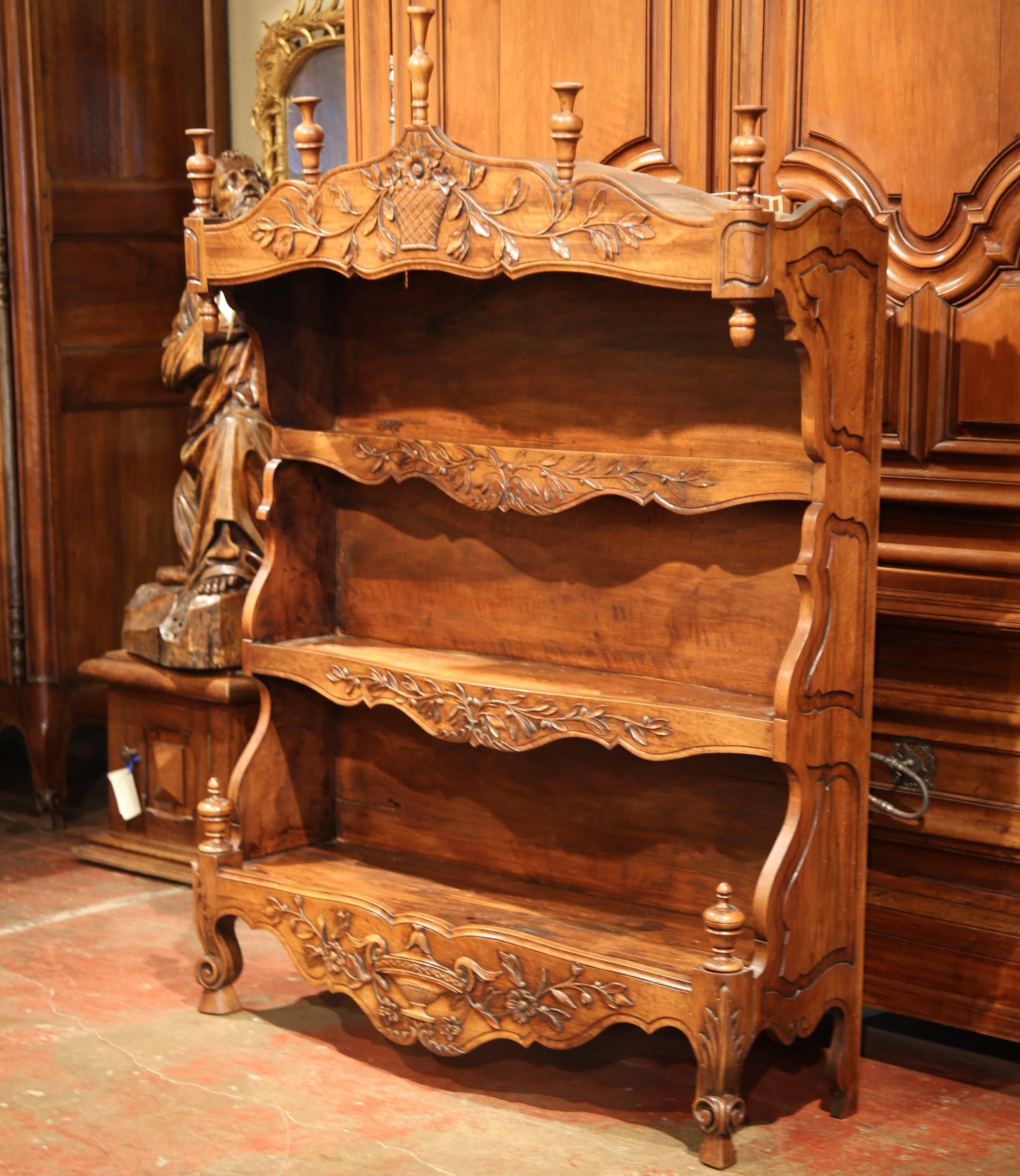 19th Century French Louis XV Carved Walnut Bombe Wall Shelf from Provence In Excellent Condition In Dallas, TX
