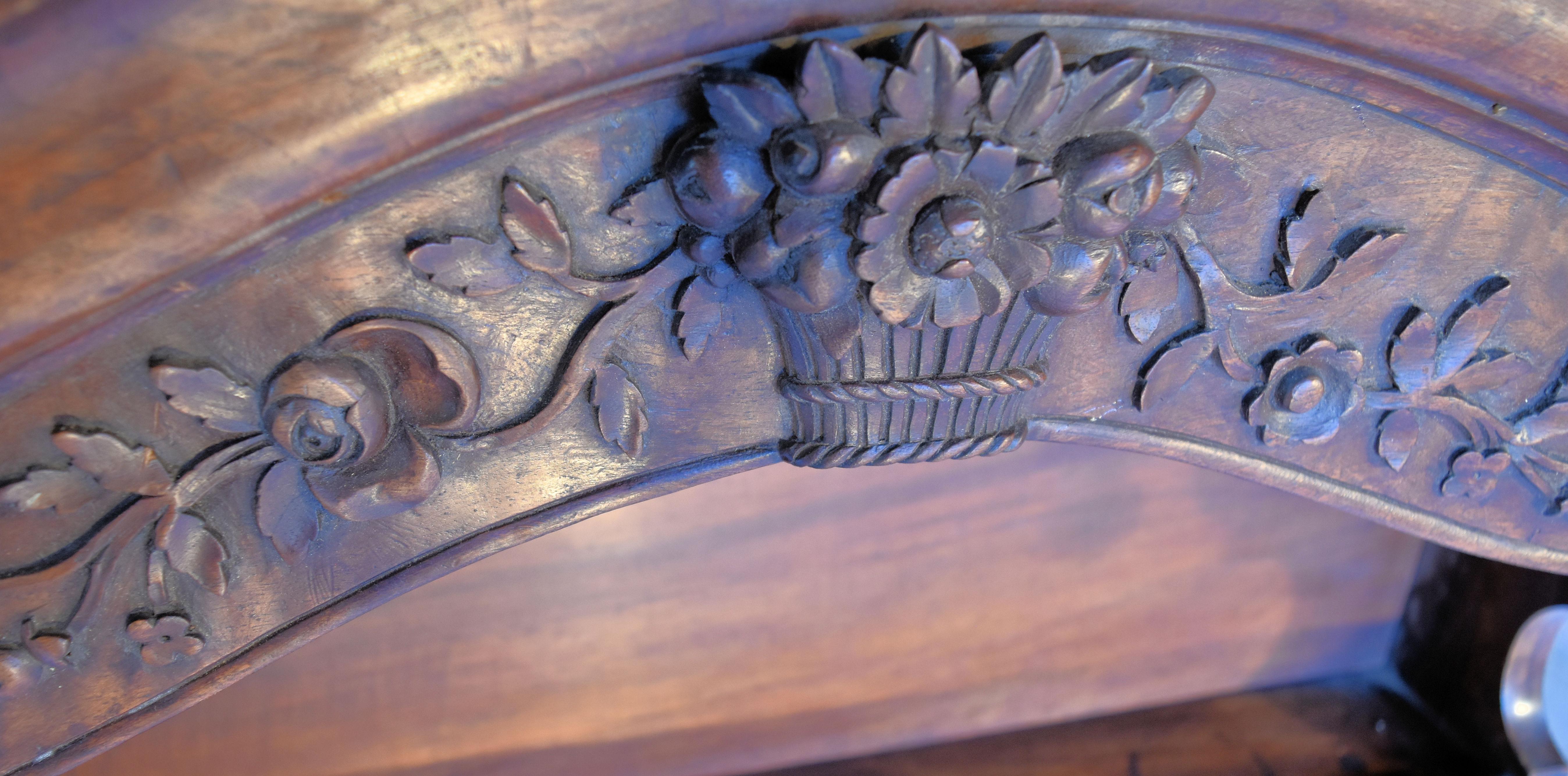 Étagère-Regal aus geschnitztem Nussbaumholz, französische Louis XV.-Periode, 19. Jahrhundert im Zustand „Gut“ in Van Nuys, CA