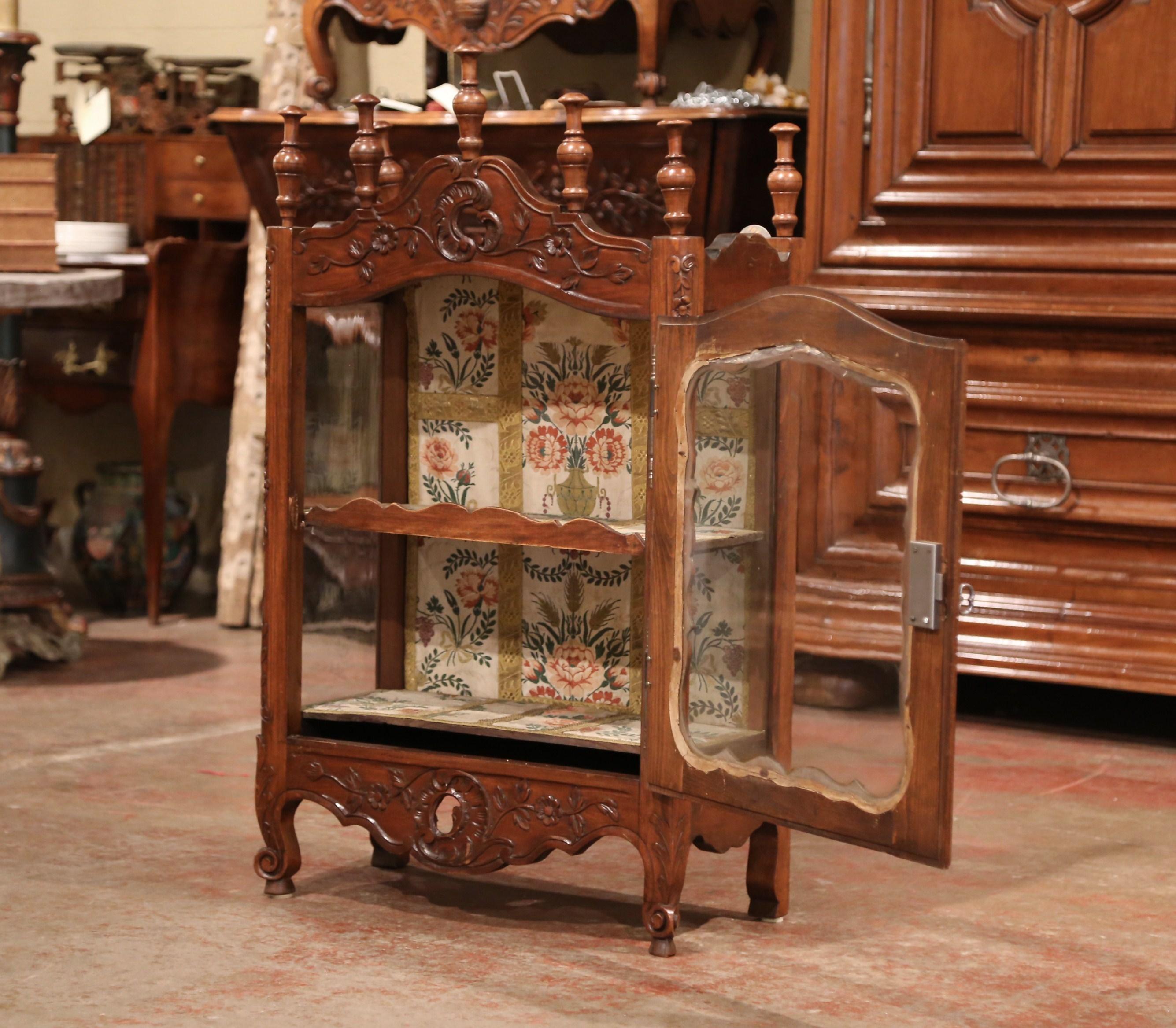 19th Century French Louis XV Carved Walnut Hanging Vitrine from Provence In Excellent Condition In Dallas, TX