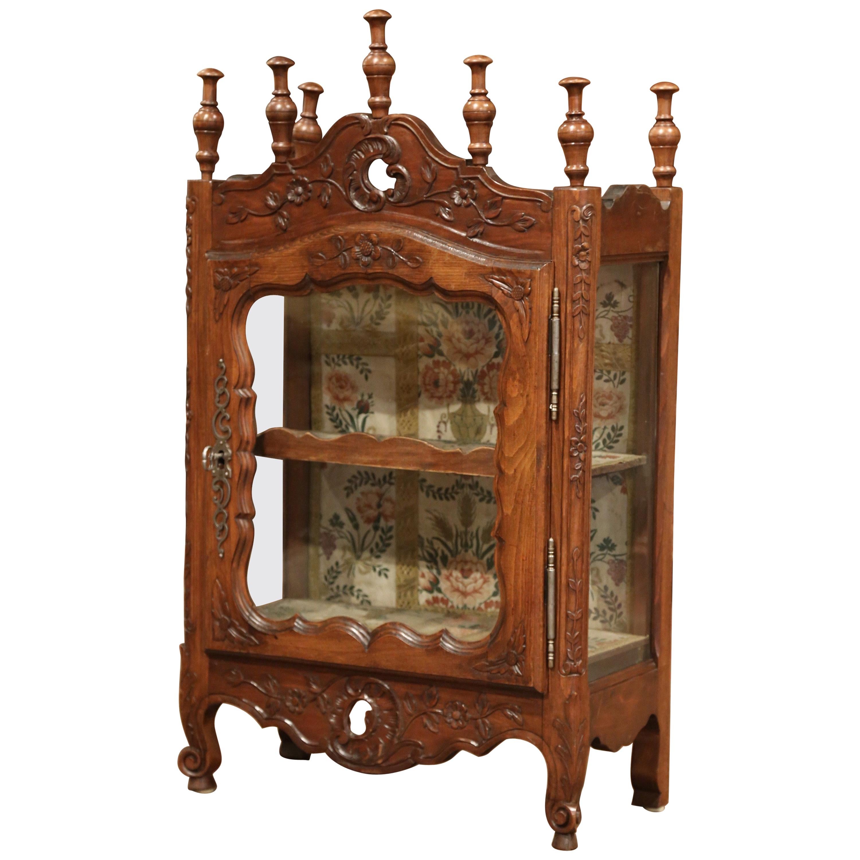 19th Century French Louis XV Carved Walnut Hanging Vitrine from Provence