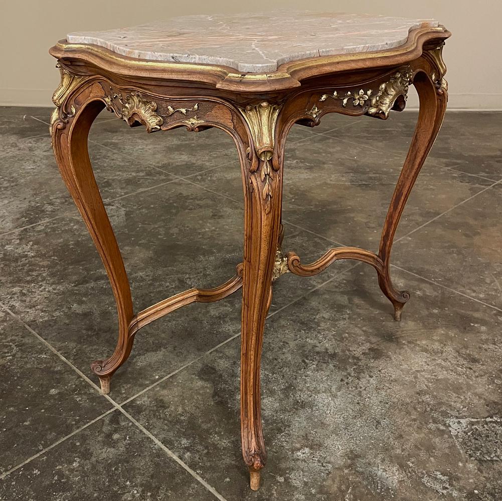 Sculpté à la main Table de chevet en noyer sculpté Louis XV du 19ème siècle en vente