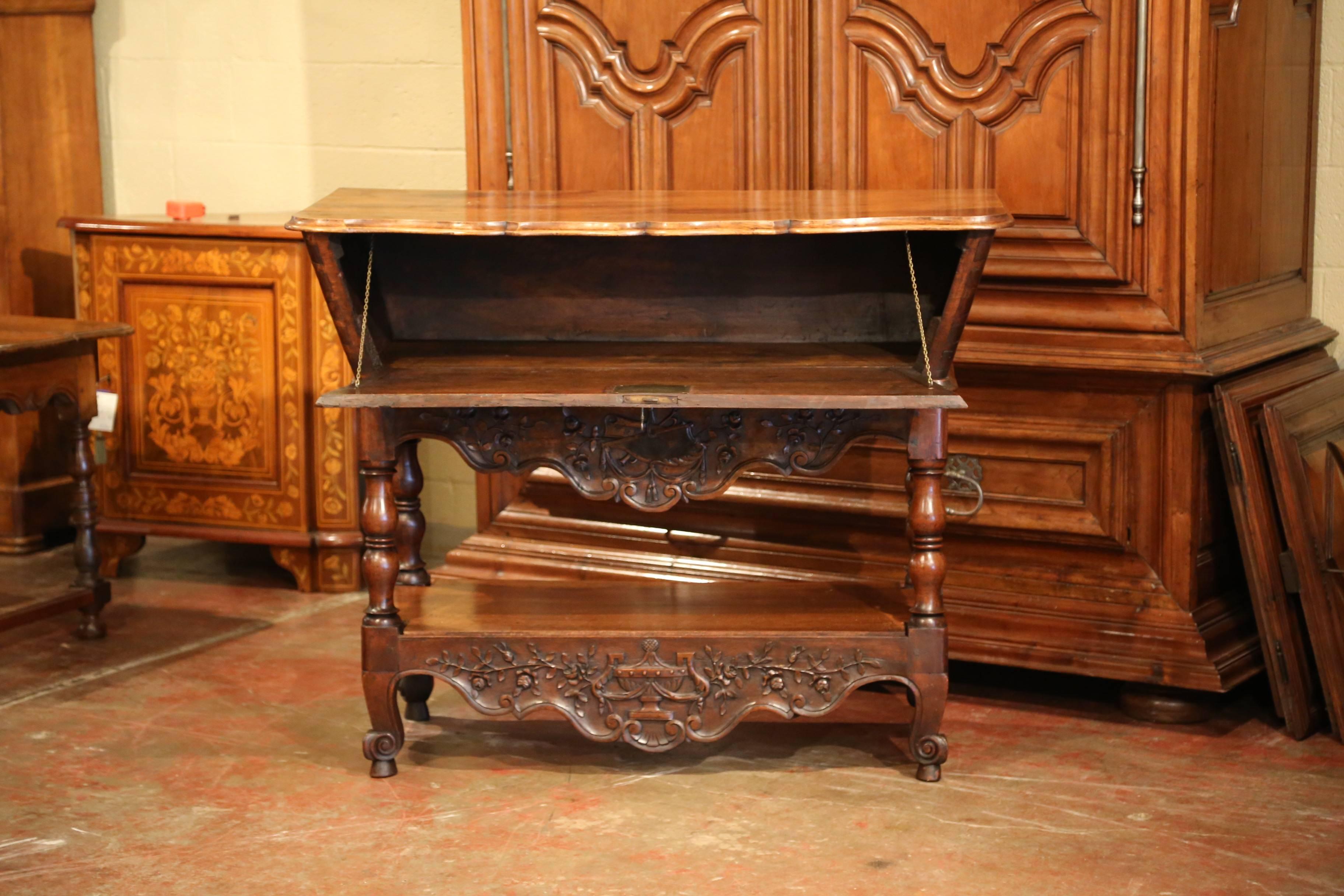 19th Century French Louis XV Carved Walnut Petrin Dough Box from Provence In Excellent Condition In Dallas, TX