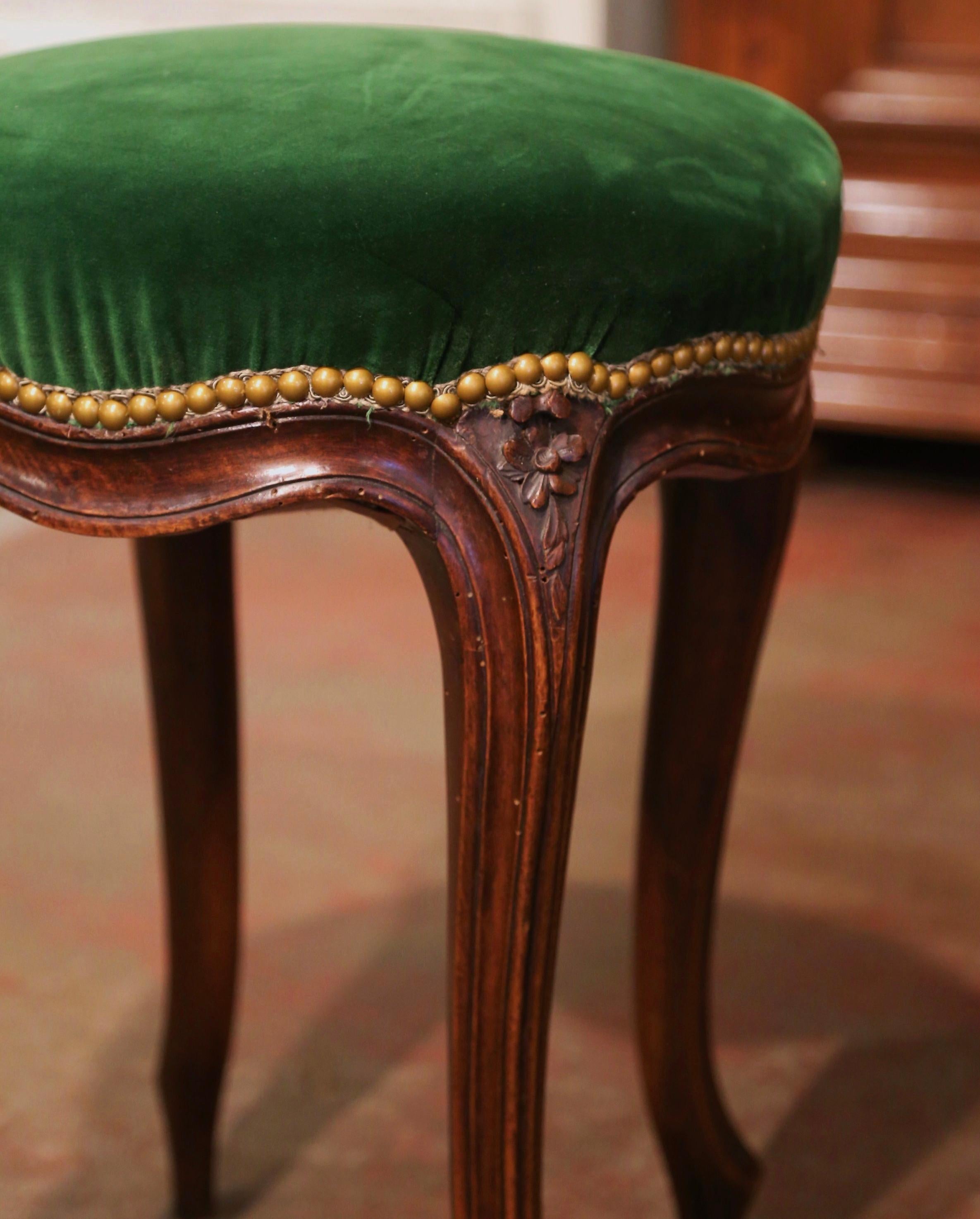 Français Tabouret Louis XV du 19ème siècle en noyer sculpté avec velours vert en vente