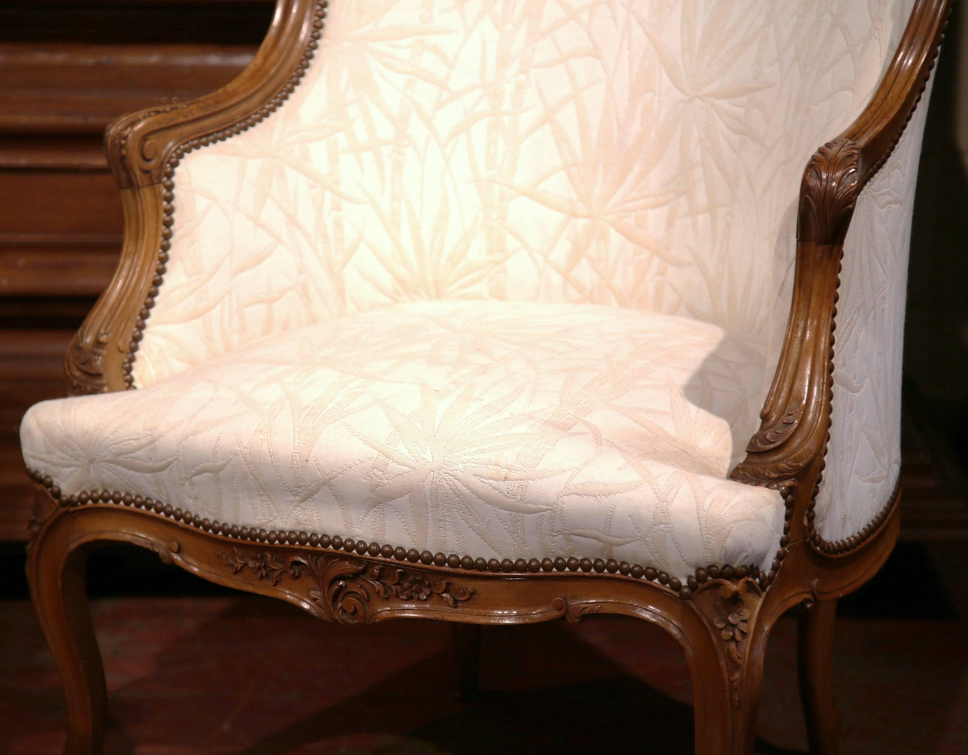 19th Century French Louis XV Carved Walnut Three-Piece Chaise from Provence 2