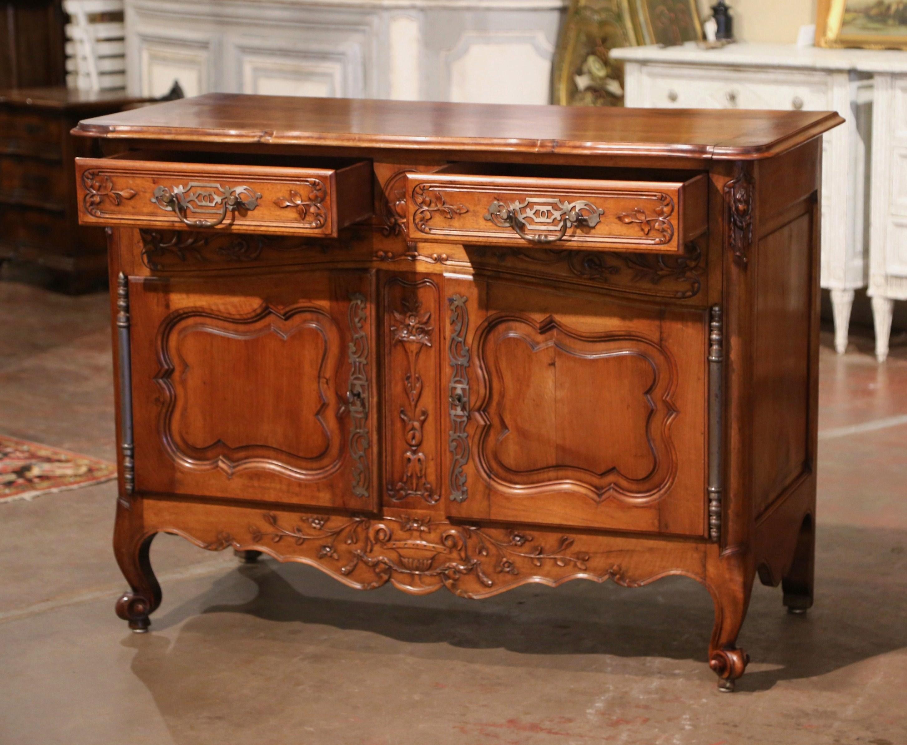Buffet a due ante in legno di noce intagliato Luigi XV della Provenza, XIX secolo in vendita 5