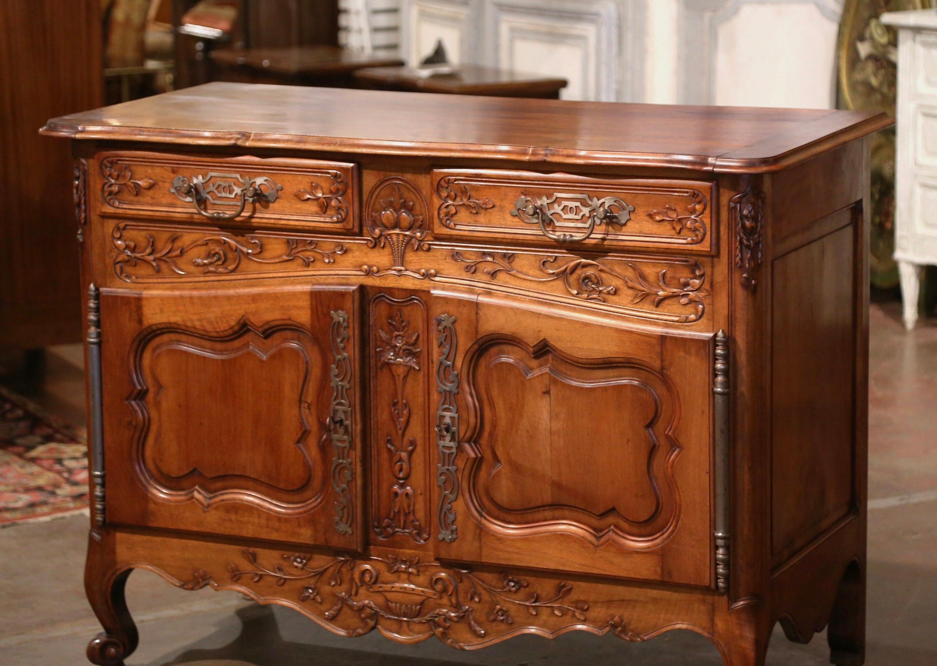 Patinato Buffet a due ante in legno di noce intagliato Luigi XV della Provenza, XIX secolo in vendita