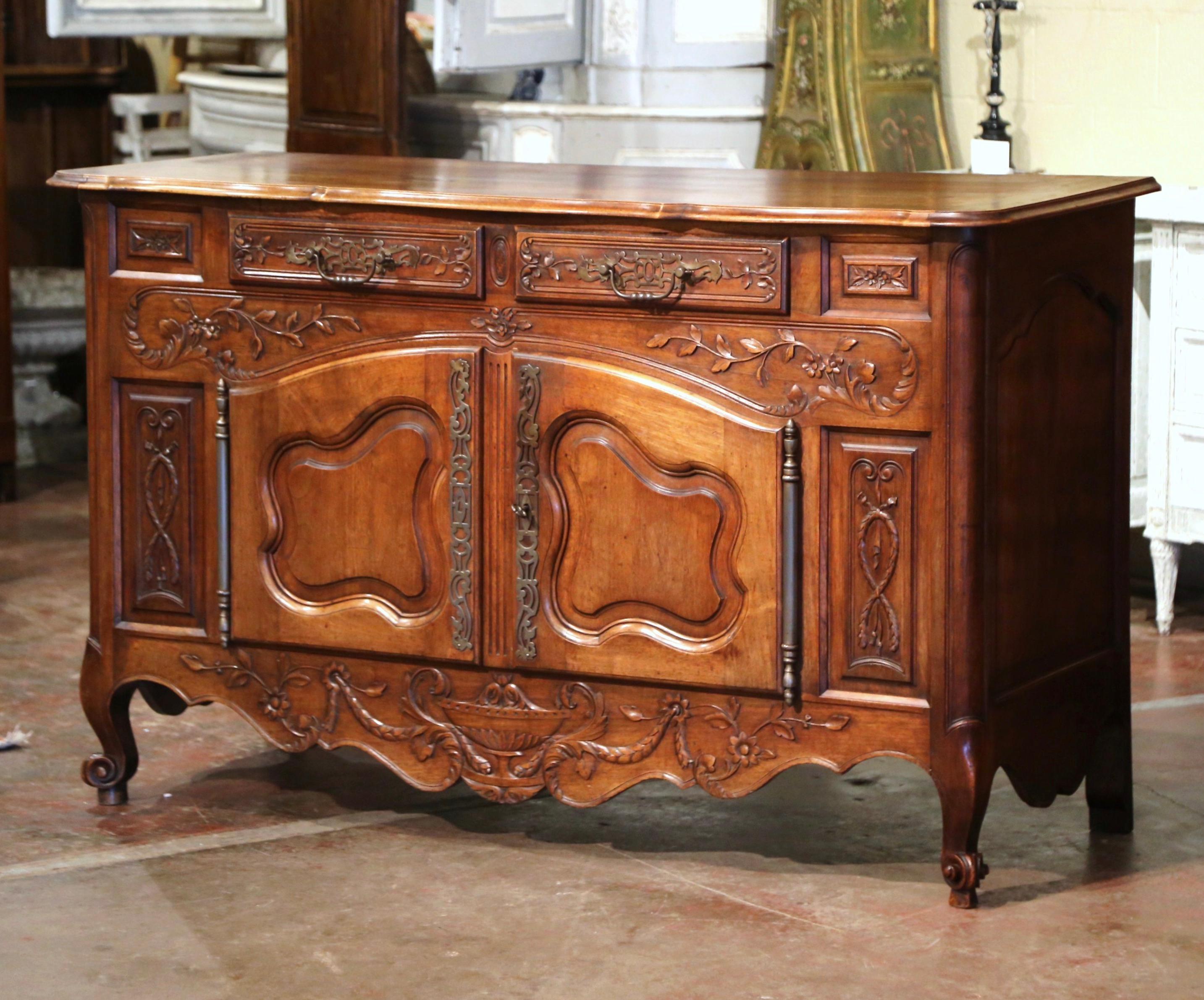 19th Century French Louis XV Carved Walnut Two-Door Buffet from Provence For Sale 1