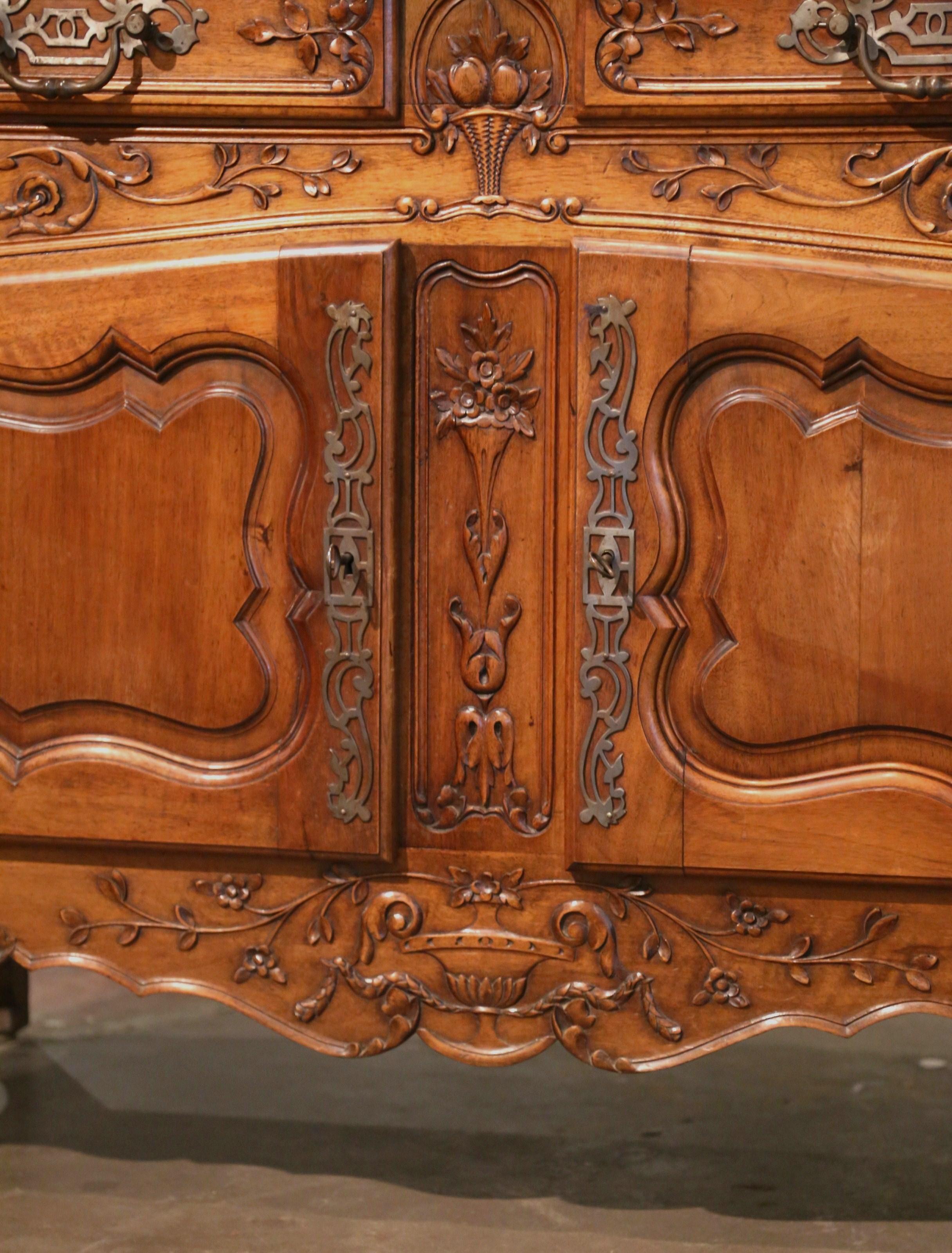 Buffet a due ante in legno di noce intagliato Luigi XV della Provenza, XIX secolo in vendita 2