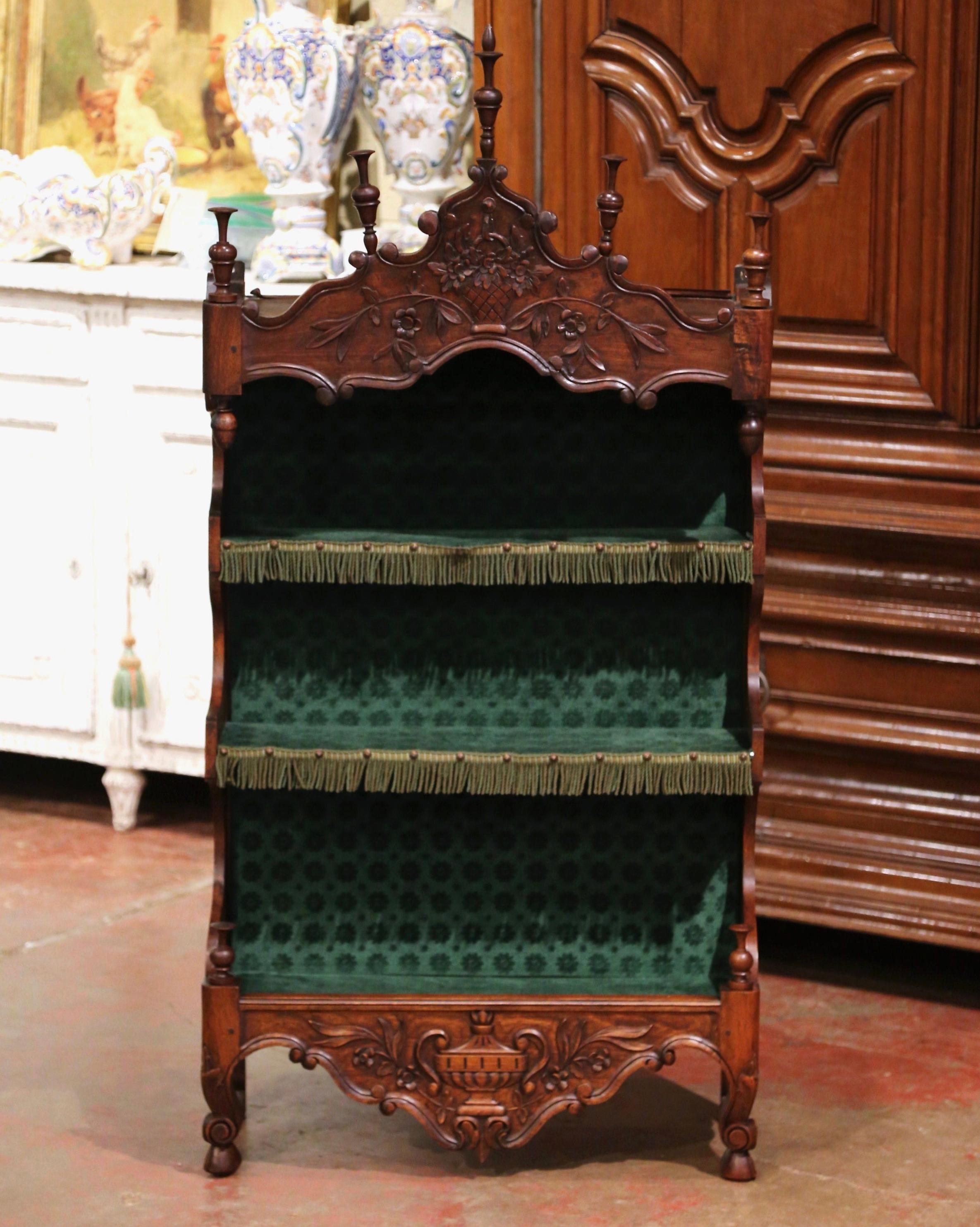 19th Century French Louis XV Carved Walnut Wall Estanier Shelf from Provence In Excellent Condition For Sale In Dallas, TX