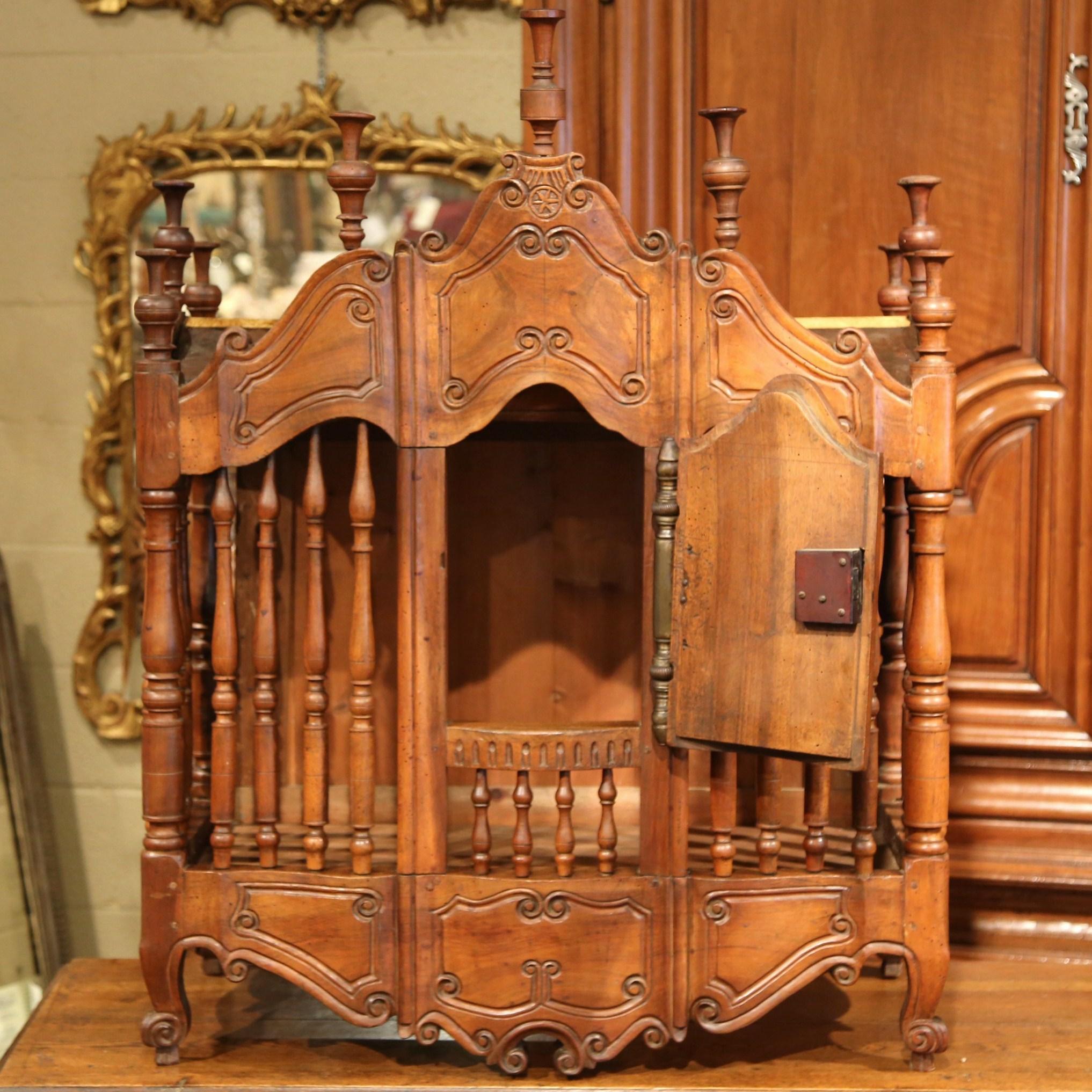 19th Century French Louis XV Carved Walnut Wall Panetière Cabinet from Provence In Excellent Condition For Sale In Dallas, TX