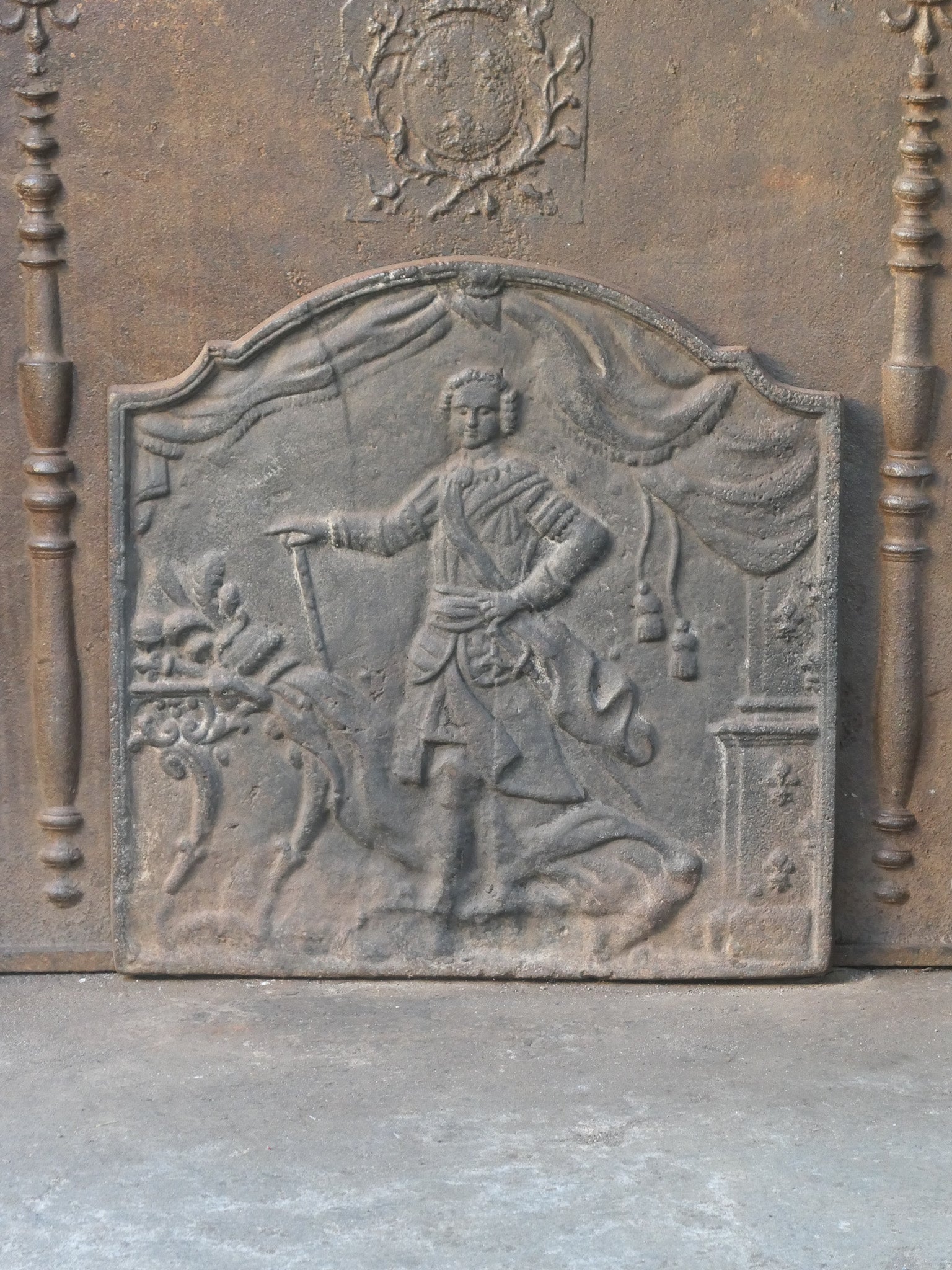 Französische Kaminplatte aus der Zeit Napoleons III. aus dem 19. Jahrhundert mit der Darstellung von König Ludwig XV. Die Feuerrückwand ist aus Gusseisen und hat eine natürliche braune Patina. Auf Wunsch kann er auch in Schwarz oder Zinn gefertigt