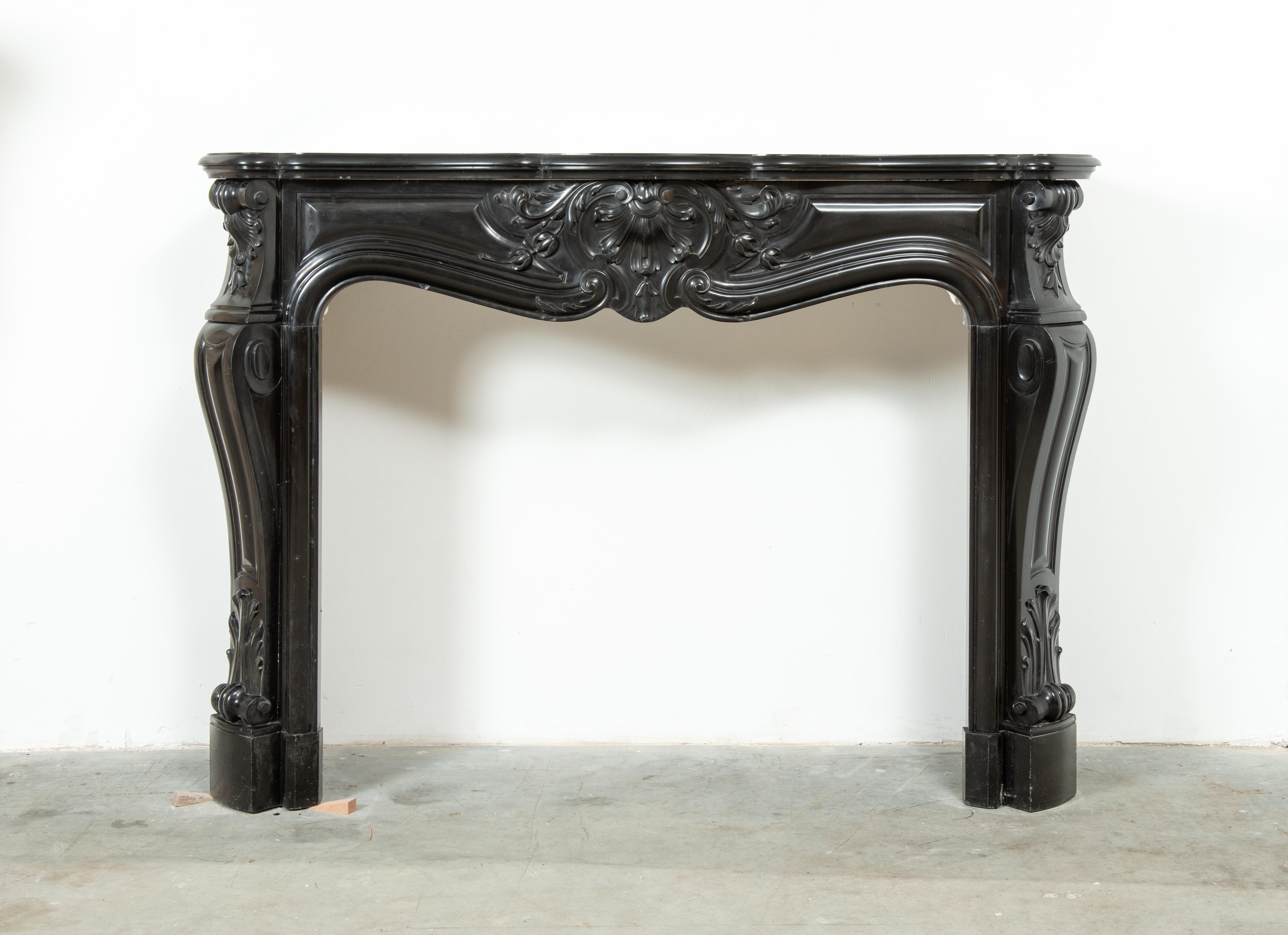 Presentato da Schermerhorn Antique Fireplaces, questo caminetto francese Luigi XV del XIX secolo è realizzato con l'ambitissimo marmo Noir de Mazy, un raro marmo nero belga apprezzato per il suo tono profondo e inchiostro e la sua lussuosa
