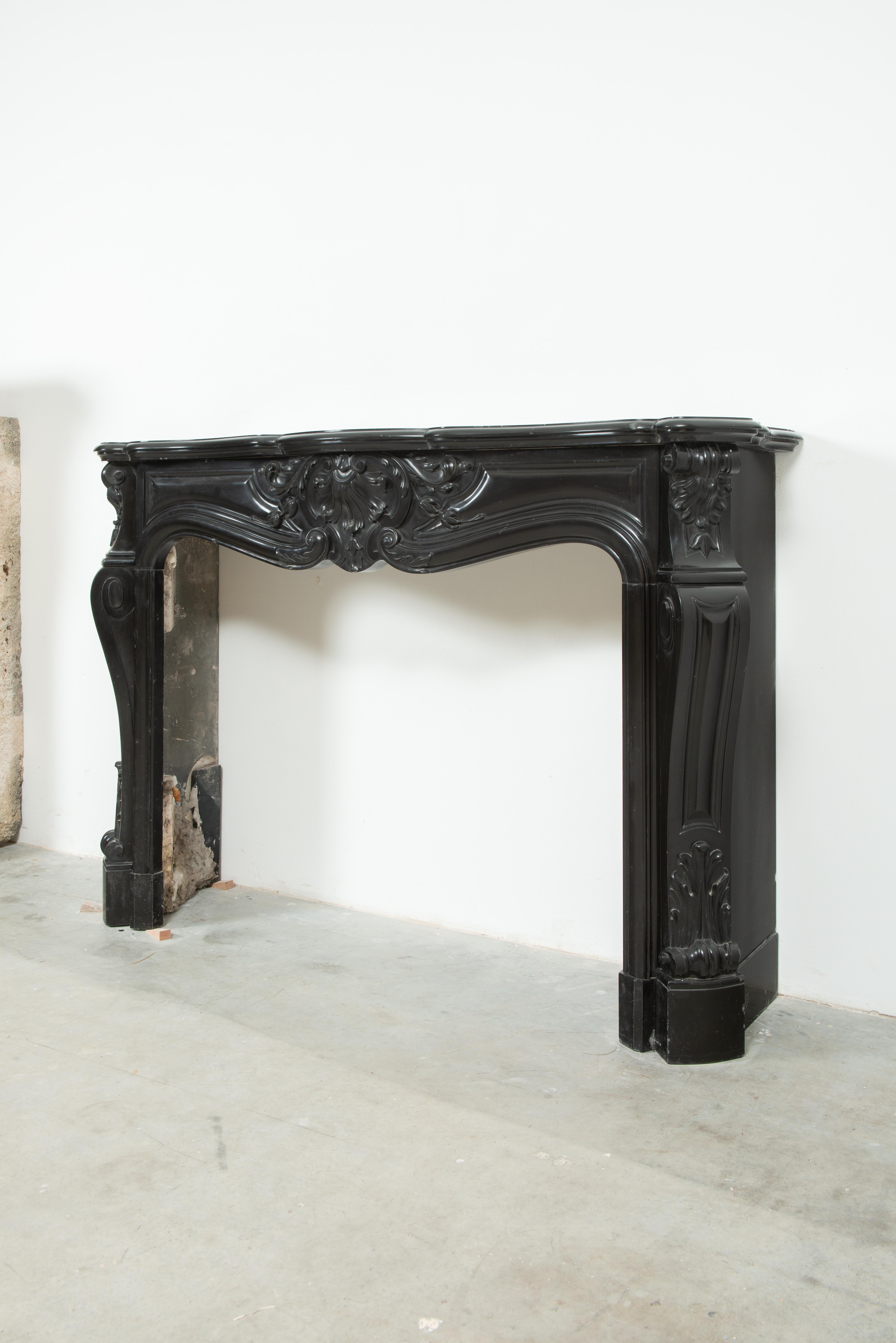 Marmo Caminetto francese Luigi XV del XIX secolo in vendita