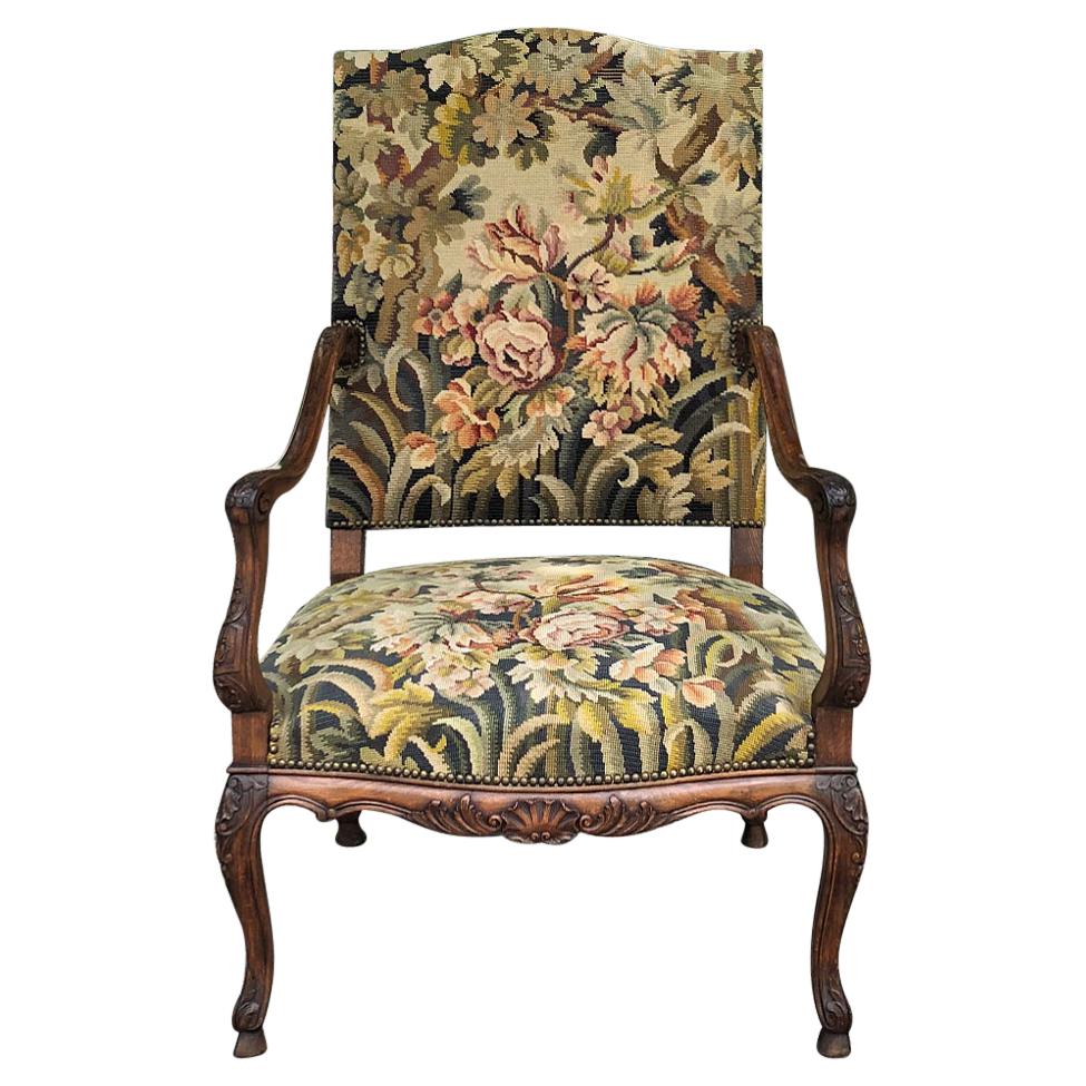 Fauteuil Louis XV du 19ème siècle en bois fruitier français, Fauteuil avec tapisserie à l'aiguille