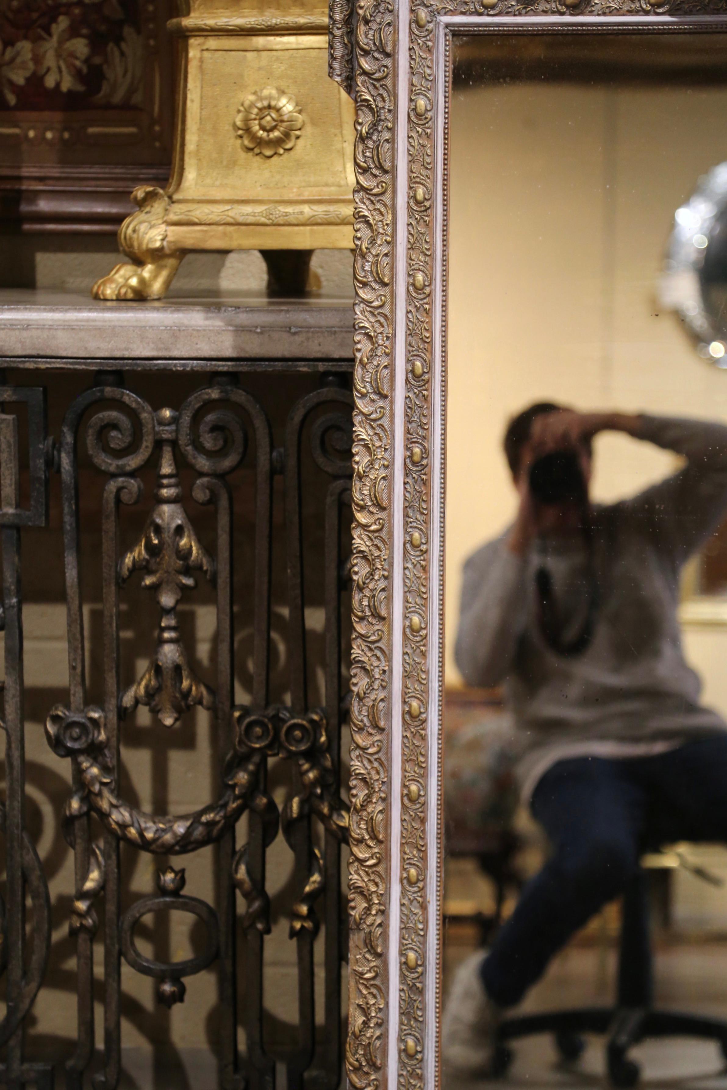 Français Miroir Louis XV français du 19ème siècle doré et peint avec motif de coquillage feuillagé en vente