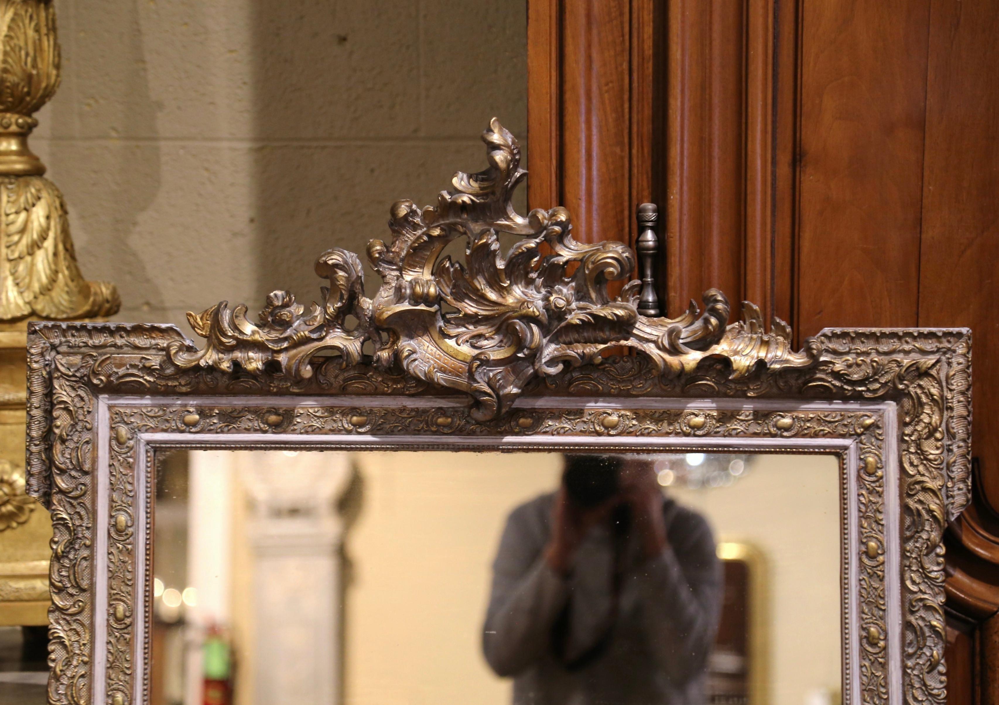 Sculpté à la main Miroir Louis XV français du 19ème siècle doré et peint avec motif de coquillage feuillagé en vente