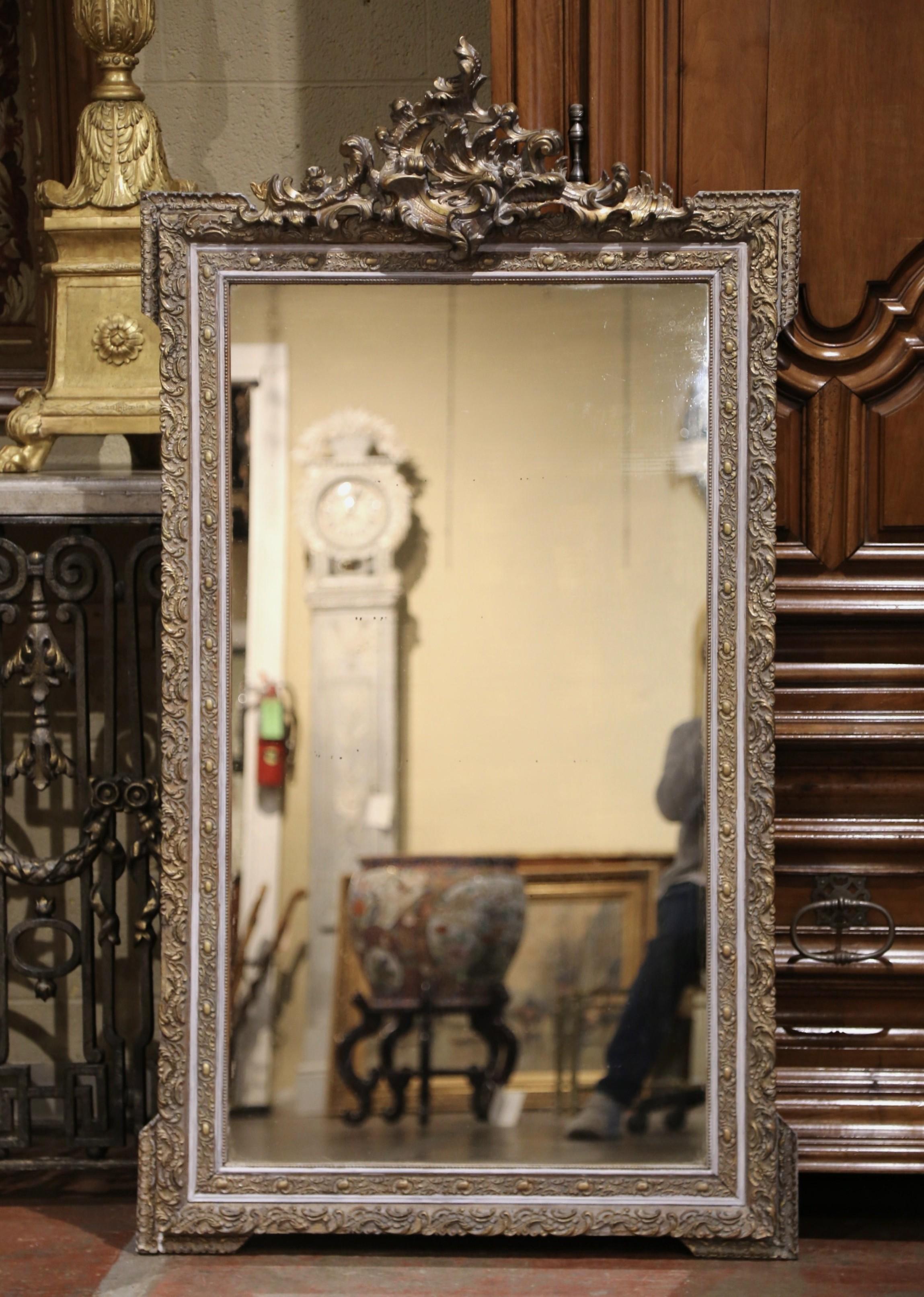 Miroir Louis XV français du 19ème siècle doré et peint avec motif de coquillage feuillagé Excellent état - En vente à Dallas, TX