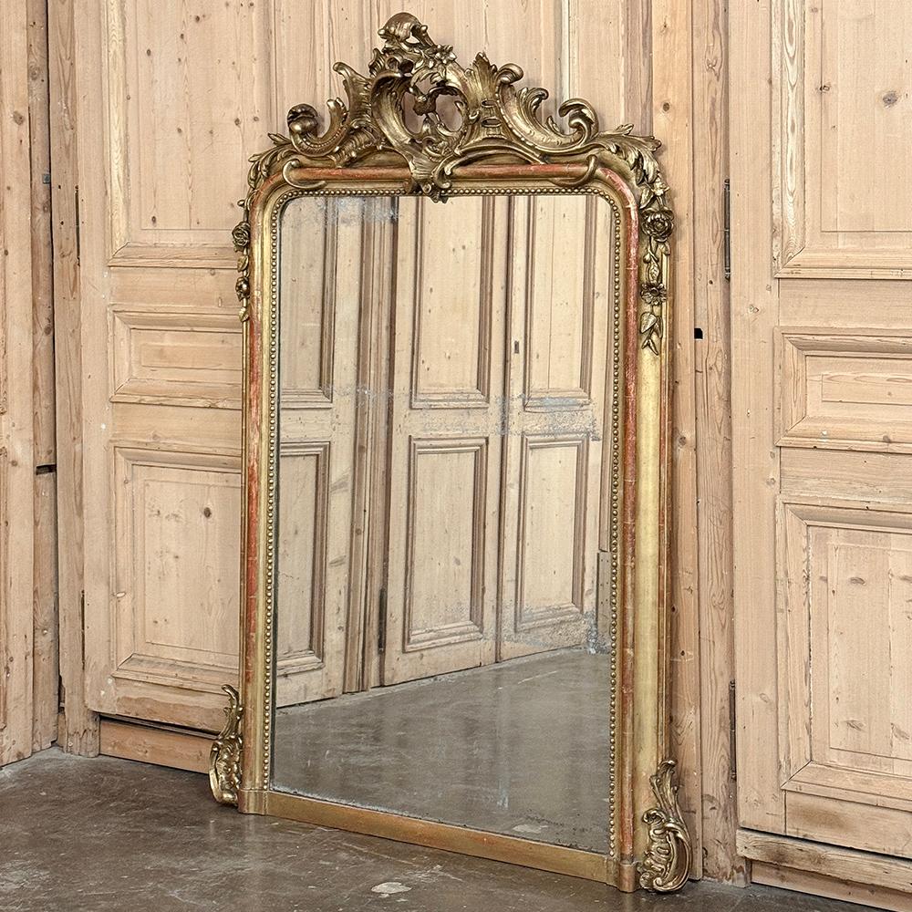 Lo specchio dorato francese Luigi XV del XIX secolo ricorda un periodo di grande stile agli inizi della Belle Epoque.  Realizzato meticolosamente a mano, presenta lo stile naturalistico e asimmetrico reso popolare dal movimento Rococò, abbracciato