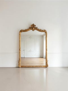 Specchio francese Luigi XV del XIX secolo in legno dorato e bisellato