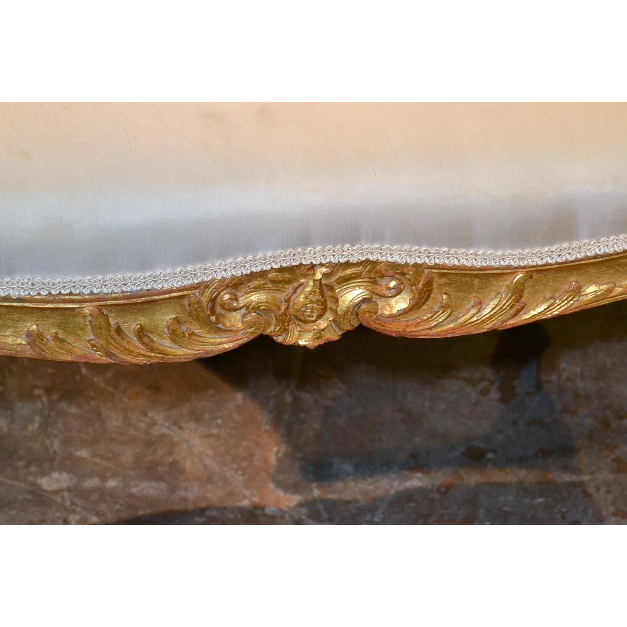 Stunning 19th century French Louis XV style giltwood bench with finely upholstered top. The shaped skirt and cabriole legs superbly carved with acanthus leaves and flower heads,

circa 1890.

Fabulous look for a variety of interior concepts.