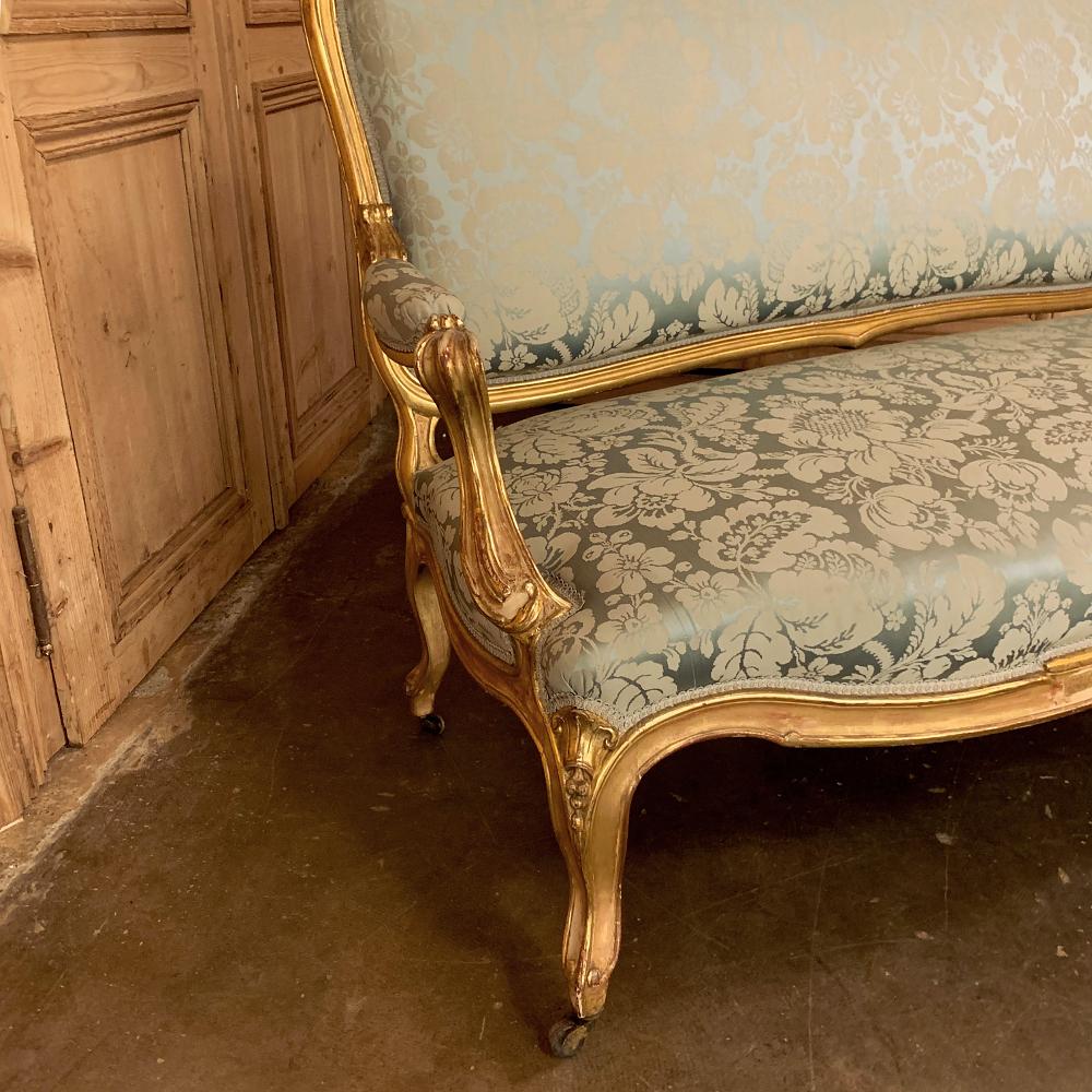 Soie Canapé ou canapé Louis XV du 19ème siècle en bois doré français en vente