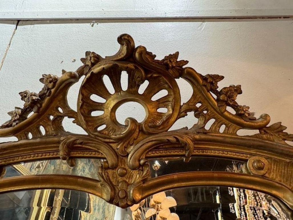 Espejo francés de madera dorada Luis XV del siglo XIX Francés en venta