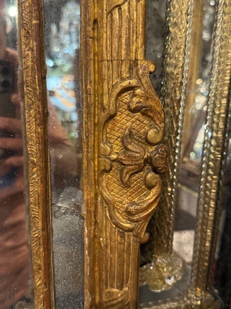 Français Miroir en bois doré Louis XV du XIXe siècle en vente