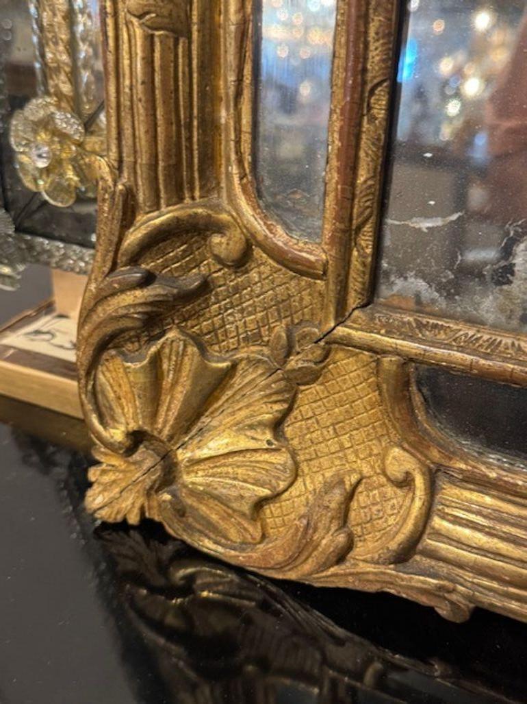 Miroir en bois doré Louis XV du XIXe siècle Bon état - En vente à Dallas, TX