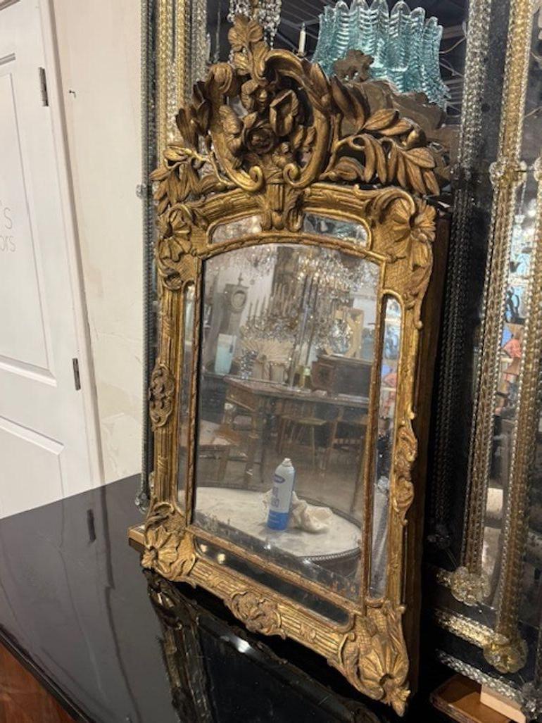 Miroir en bois doré Louis XV du XIXe siècle en vente 1