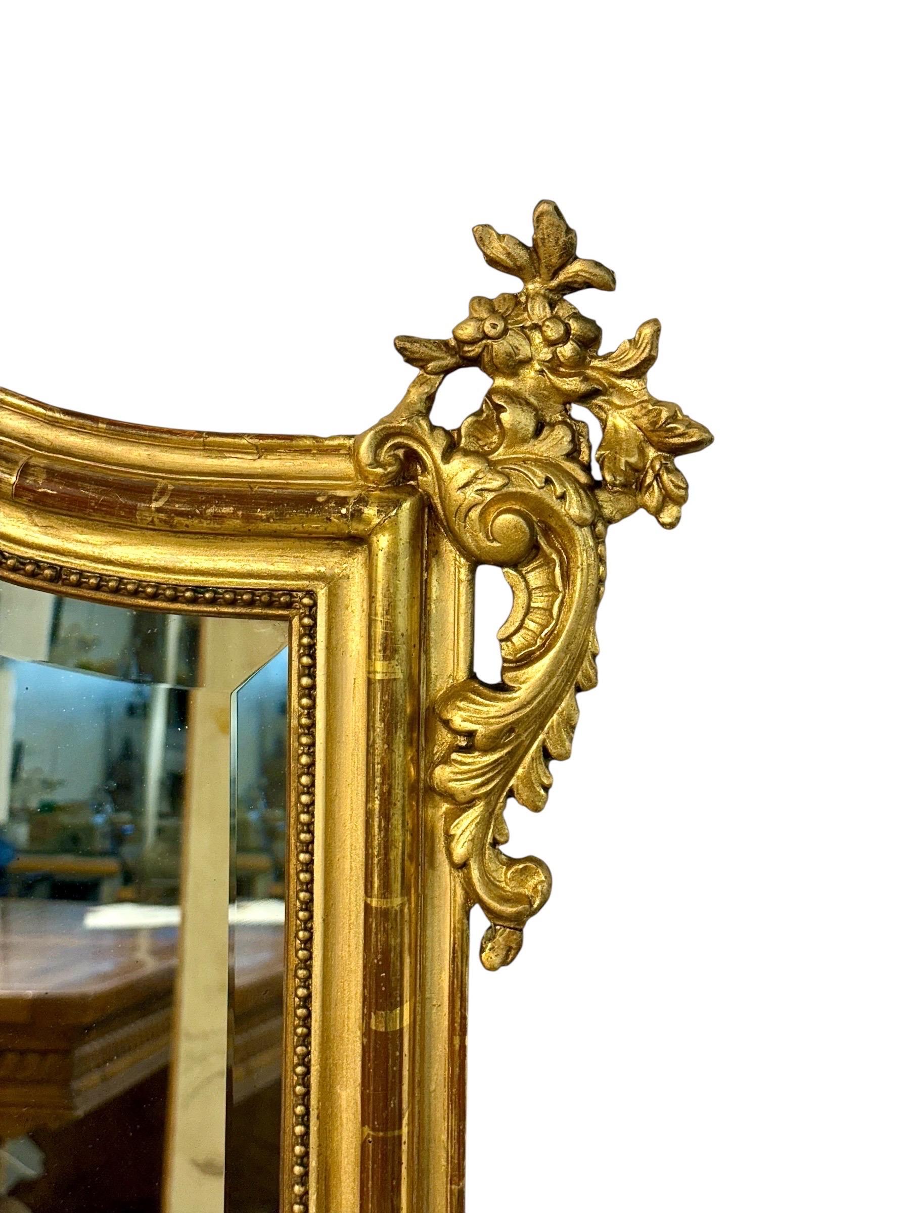 Espejo parisino de madera dorada Luis XV francés del siglo XIX en venta 5