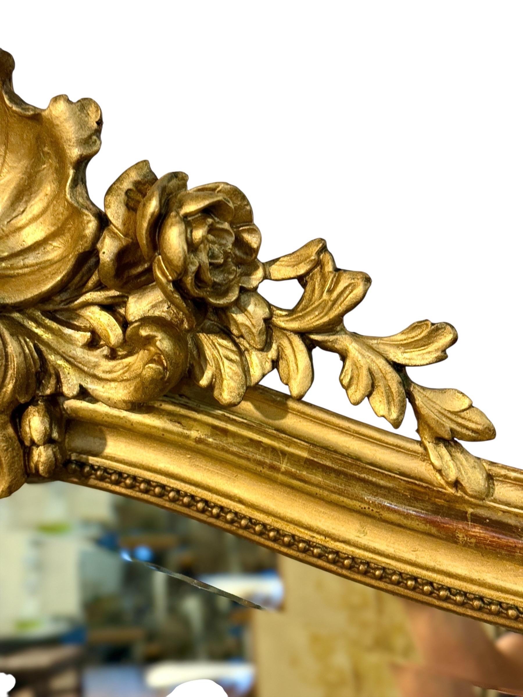 Espejo parisino de madera dorada Luis XV francés del siglo XIX Francés en venta