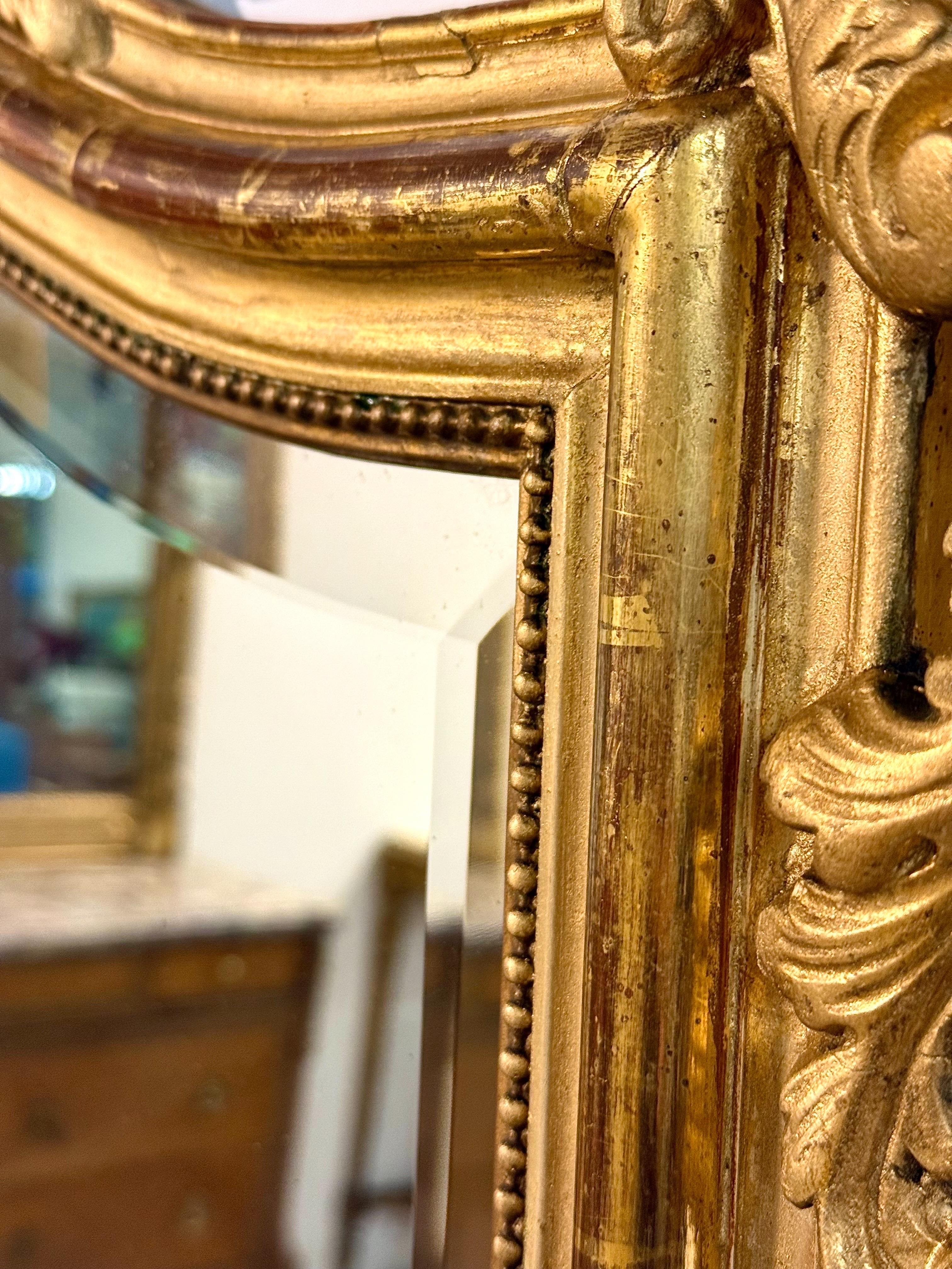 Espejo parisino de madera dorada Luis XV francés del siglo XIX en venta 1