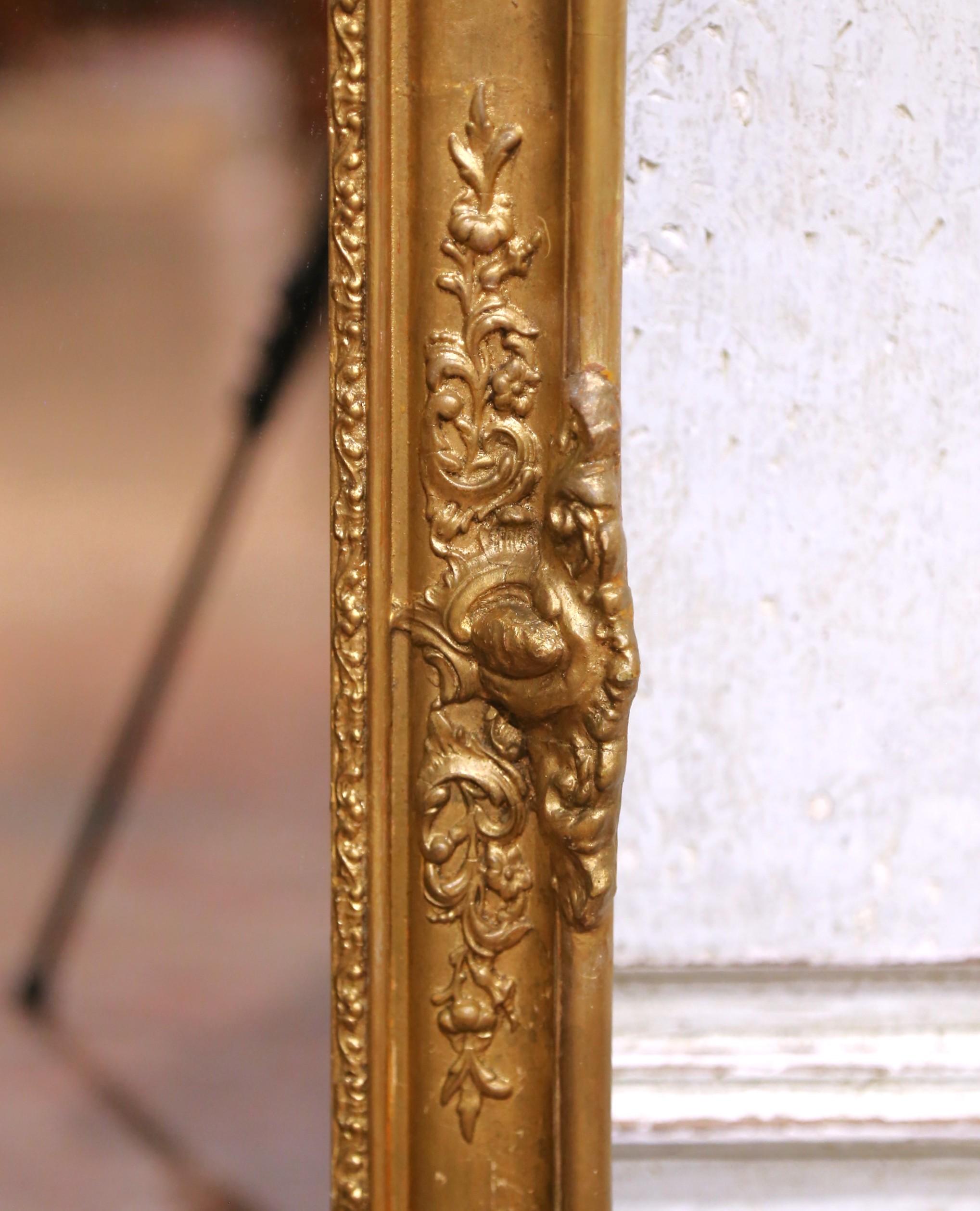 Francese Specchio da parete in legno dorato francese Luigi XV del XIX secolo in vendita