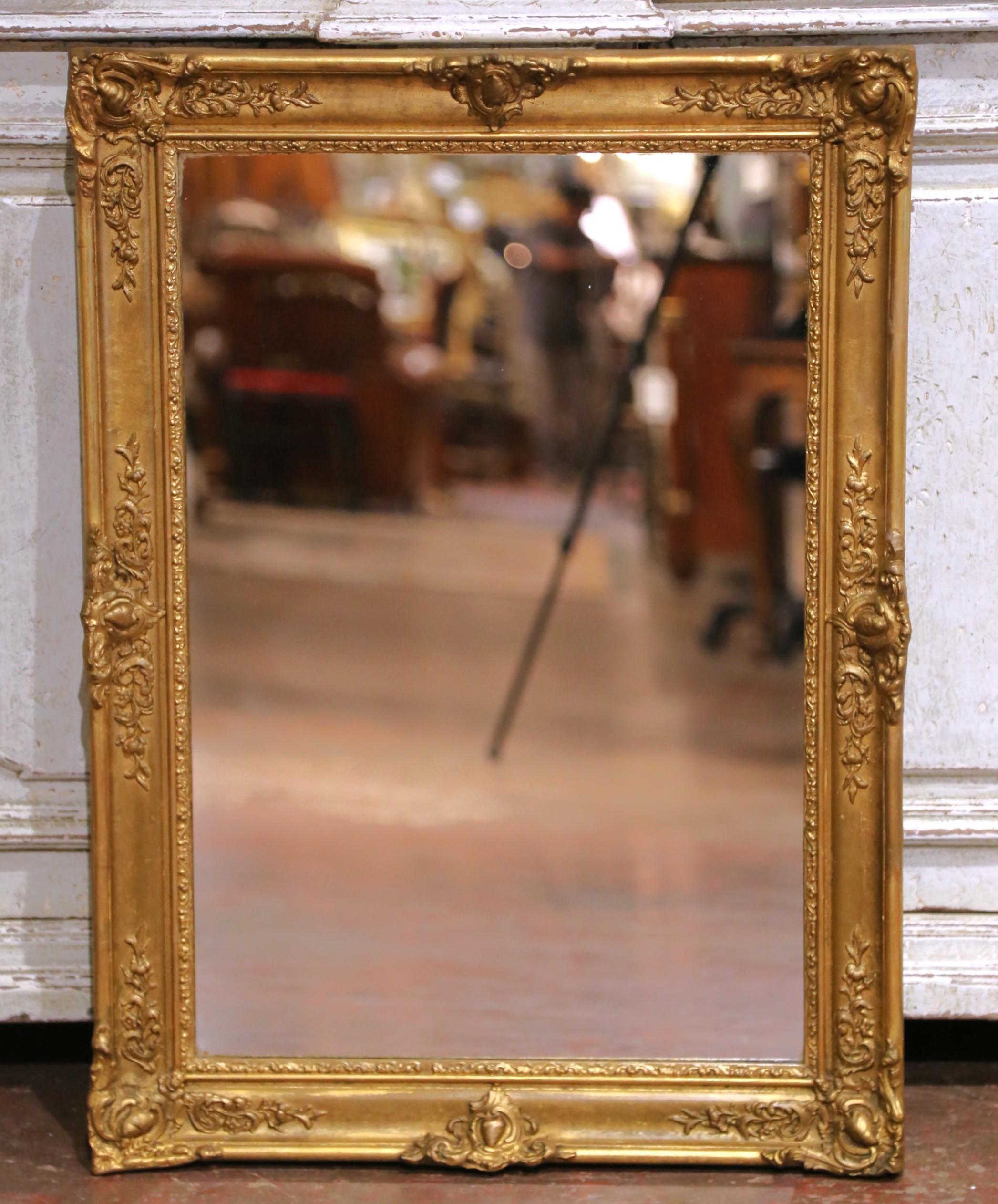 Intagliato a mano Specchio da parete in legno dorato francese Luigi XV del XIX secolo in vendita