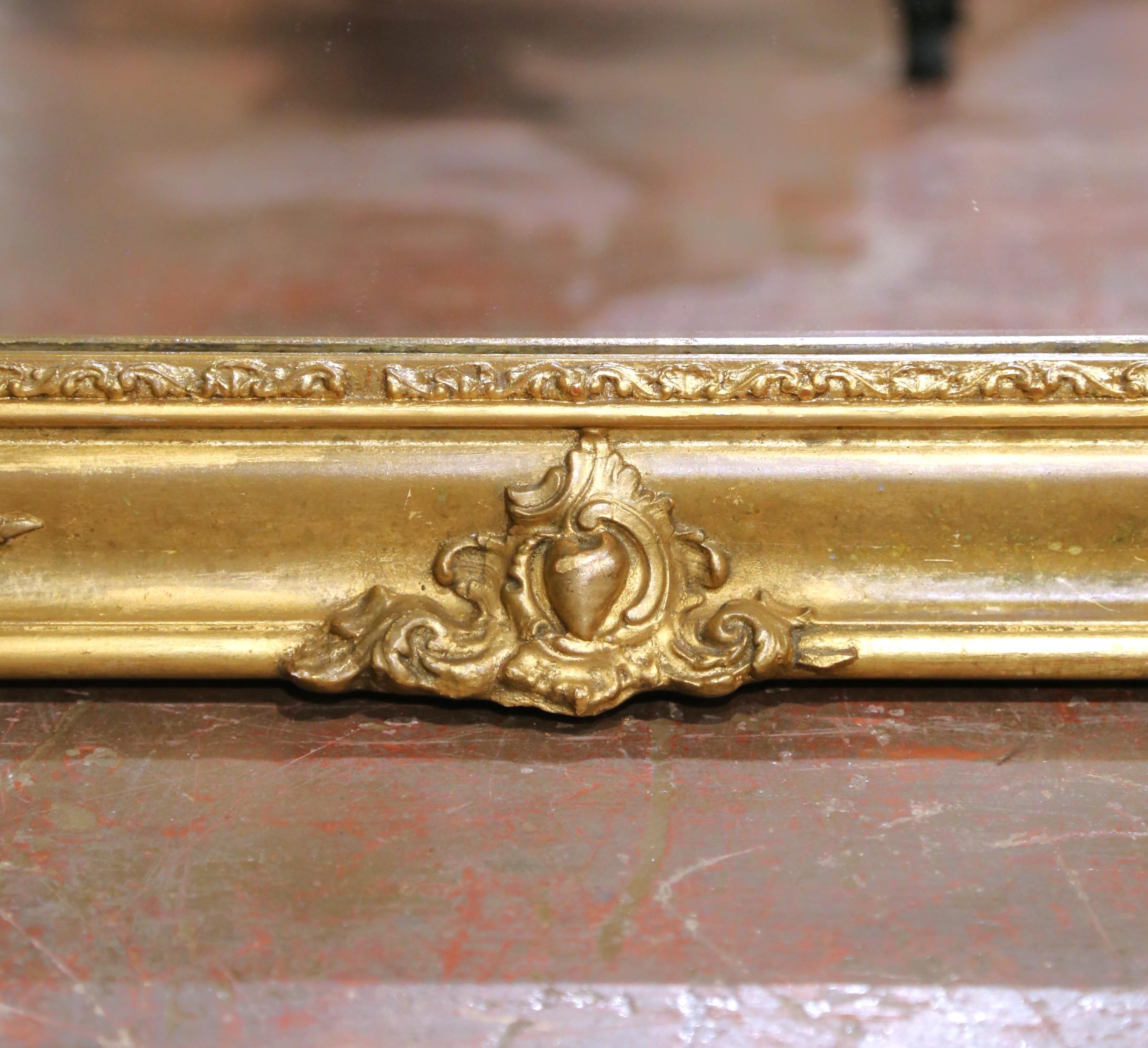 Legno dorato Specchio da parete in legno dorato francese Luigi XV del XIX secolo in vendita