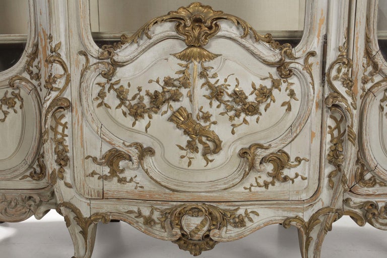 19th Century French Louis XV Gray Painted Display Bookcase Cabinet For Sale 14