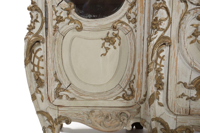 19th Century French Louis XV Gray Painted Display Bookcase Cabinet For Sale 15