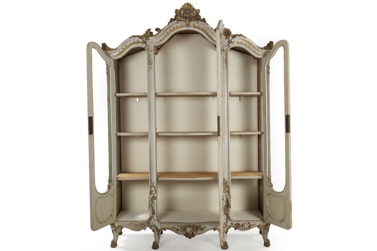 19th Century French Louis XV Gray Painted Display Bookcase Cabinet In Good Condition For Sale In Shippensburg, PA