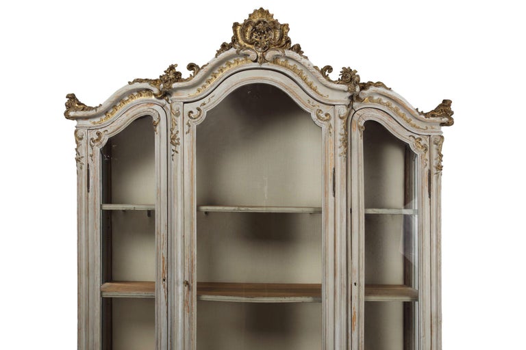 19th Century French Louis XV Gray Painted Display Bookcase Cabinet For Sale 3