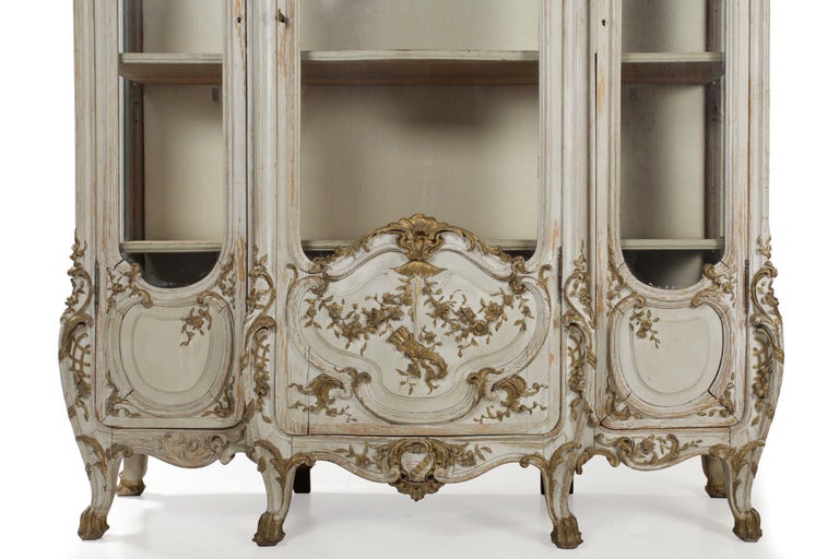 19th Century French Louis XV Gray Painted Display Bookcase Cabinet For Sale 4