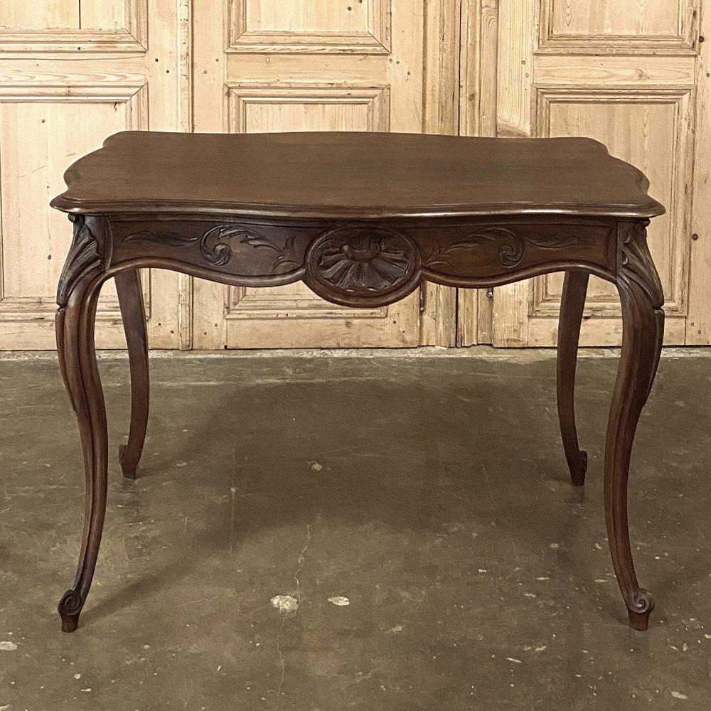 la table d'appoint Louis XV en noyer sculptée à la main, datant du 19e siècle, fait partie d'un genre de mobilier ancien du continent qui disparaît rapidement et qui devient de plus en plus difficile à trouver Fabriqués à la main à partir de noyer