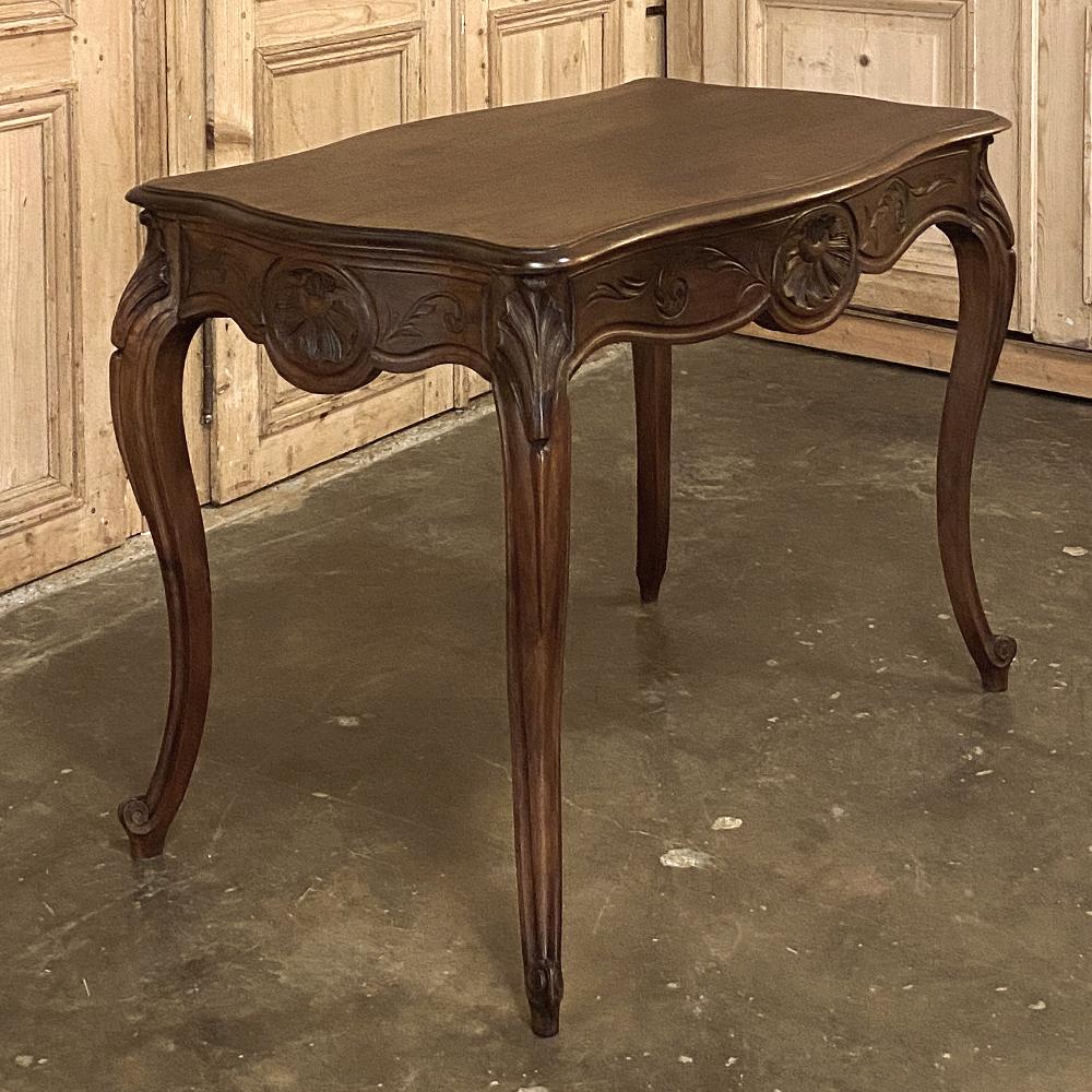 Français Table d'extrémité française Louis XV du 19ème siècle en noyer sculpté à la main en vente