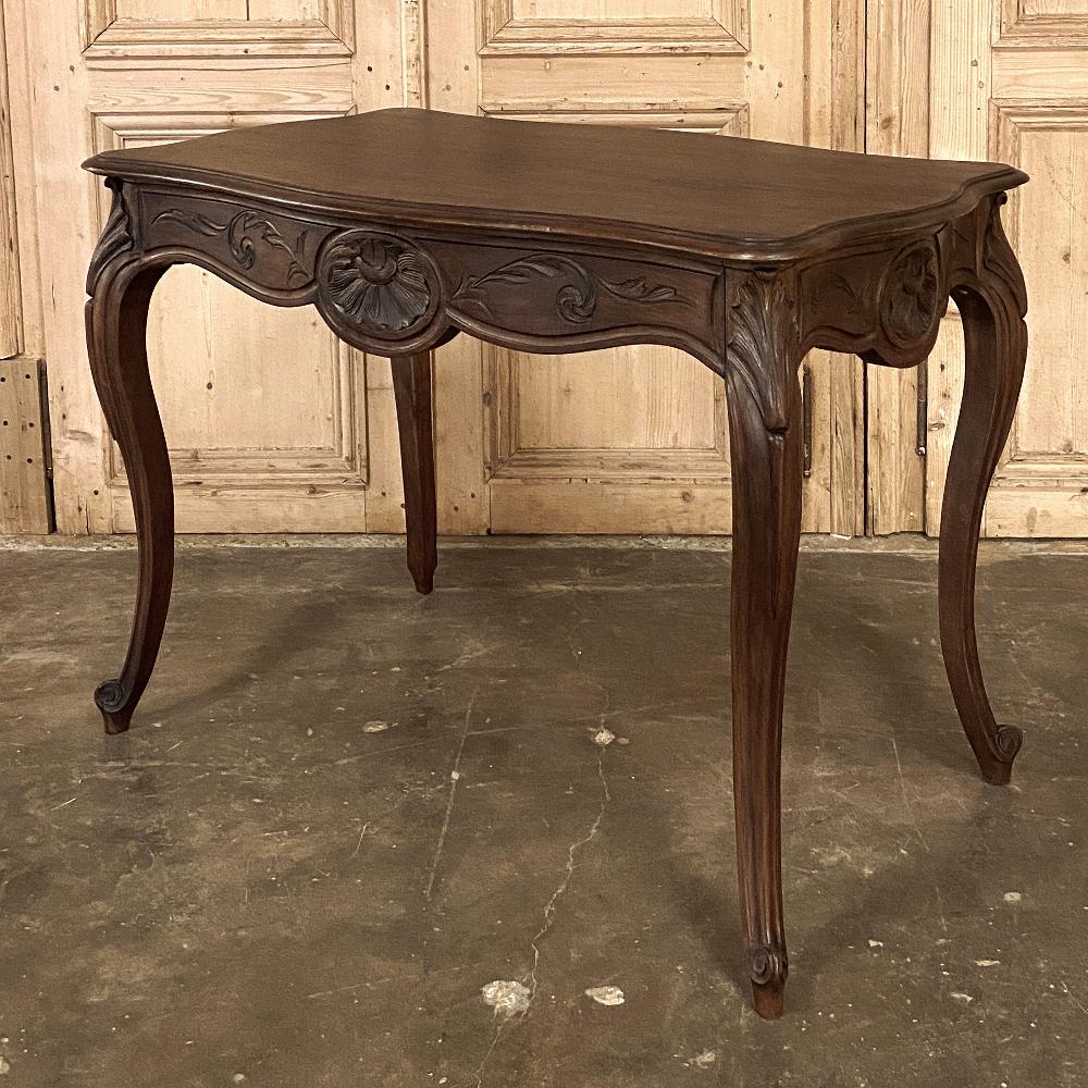 Sculpté à la main Table d'extrémité française Louis XV du 19ème siècle en noyer sculpté à la main en vente