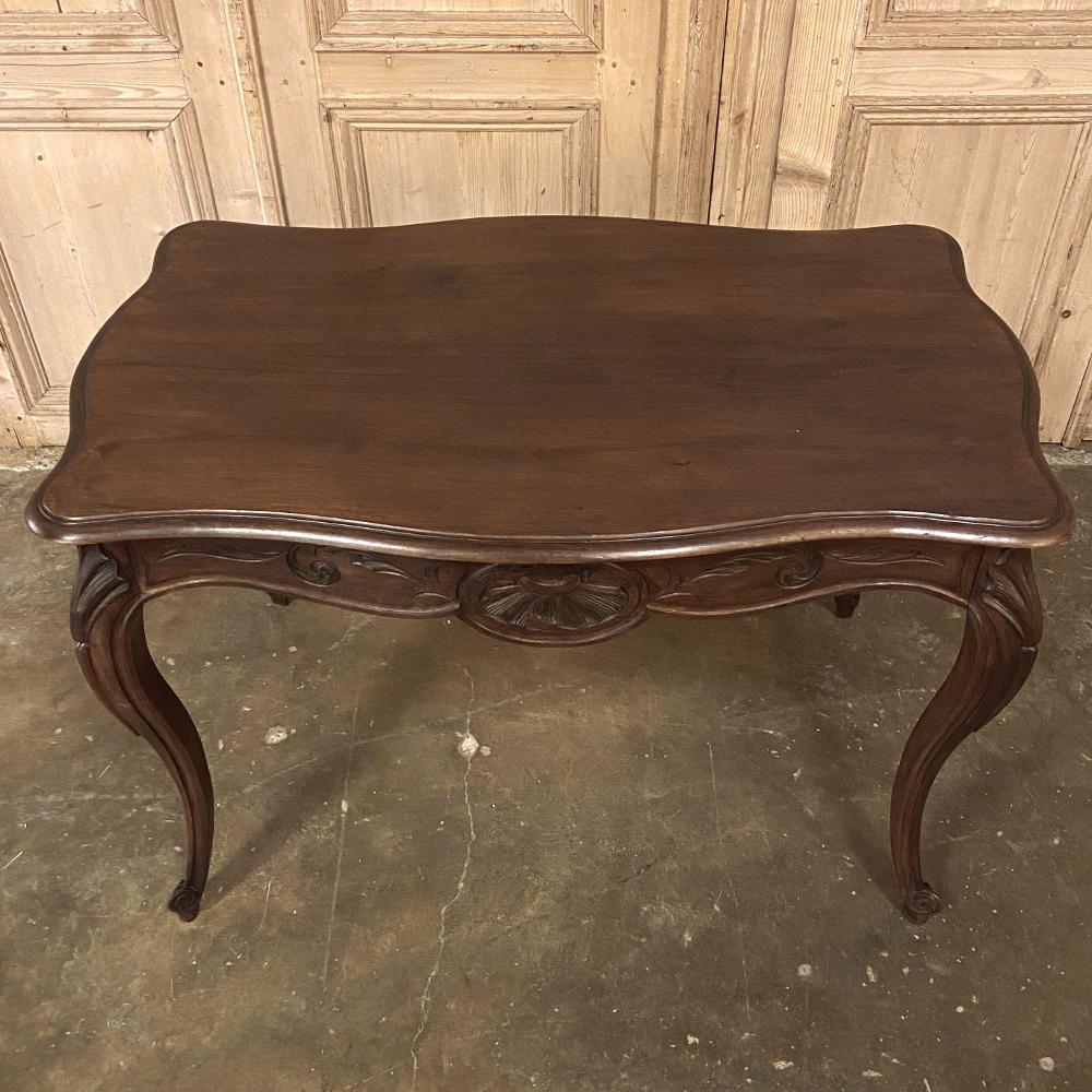 Table d'extrémité française Louis XV du 19ème siècle en noyer sculpté à la main Bon état - En vente à Dallas, TX