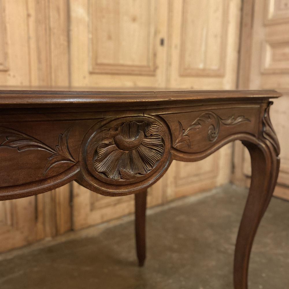 Table d'extrémité française Louis XV du 19ème siècle en noyer sculpté à la main en vente 1